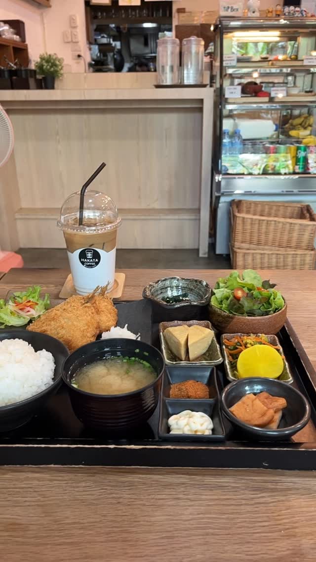 🇯🇵 Aji Fry Teisyoku กรอบนอก นุ่มใน ฟินทุกคำ
เสิร์ฟพร้อมข้าวญี่่ปุ่นร้อนๆ และเครื่องเคียงสไตล์ญี่ปุ่นครบเซ็ต 
แวะเติมความอร่อยได้ที่
📌 Hakata Coffee Bang kok
เปิด 8.00-20.00น.
(หยุดทุกวันจันทร์)
 📌MAP
https://maps.app.goo.gl/stbsuDxw4XkGBivu5?g_st=ic
☎️ 020370809

🛵 สั่ง Delivery อร่อยฟิน~ ได้ถึงที่บ้านแล้ว คลิกลิงก์เลย! 👇
Grab: https://bit.ly/303QHYr
Wongnai Lineman : https://lin.ee/ieqzISN

#bangkokcafe #คาเฟ่ใกล้ฉัน #คาเฟ่ญี่ปุ่น
#อาหารญี่ปุ่นคาเฟ่ลับ
#MentaikoPasta CreamPasta สายคาเฟ่ อาหาร ญี่ปุ่น  JapaneseCafe ของอร่อยบอกต่อ