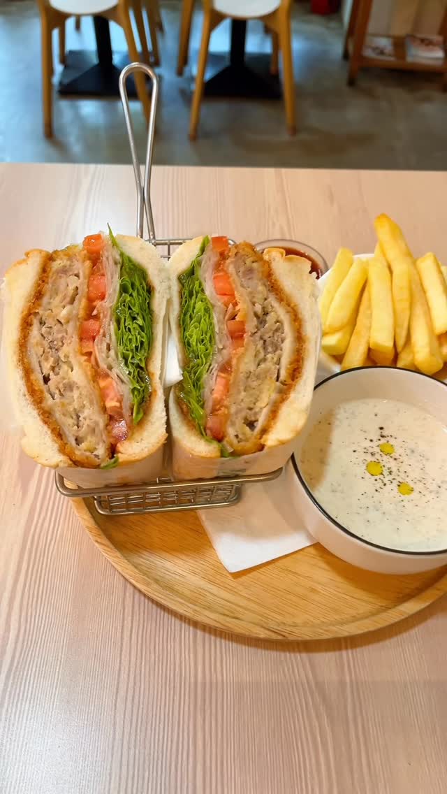 สายแซนด์วิชห้ามพลาด 🥪✨
“Menchi Cutlet” กรอบนอก ฉ่ำใน เต็มคำด้วยแฮมเบิร์กหมูชิ้นใหญ่เนื้อแน่นๆ
จับคู่เฟรนช์ฟรายส์ กินเพลิน อิ่มฟินทุกเบรก 🍟💛

พร้อมเสิร์ฟแล้ววันนี้ แวะมาลองความอร่อยสไตล์ญี่ปุ่นกัน 🇯🇵✨

#MenchiCutlet #Sandwichญี่ปุ่น #คัตสึแซนด์ #อร่อยบอกต่อ #CafeLunch HakataCoffee มื้ออร่อย แซนด์วิชโฮมเม