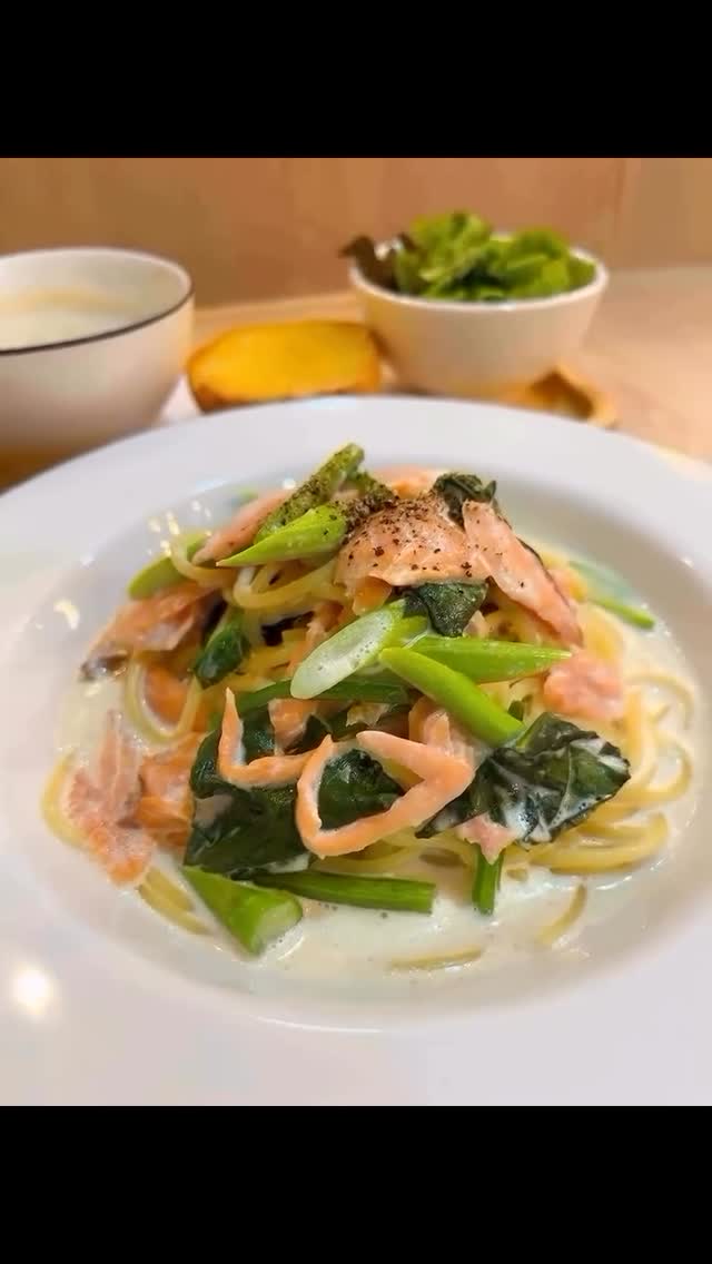 🍝 Salmon Cream Pasta หอมละมุนทุกคำด้วยซอสครีมเข้มข้น เส้นพาสต้าหนึบกำลังดี พร้อมแซลมอนชิ้นโตและผักสดกรุบกรอบ เสิร์ฟเป็นเซ็ตพร้อมซุป สลัด และขนมปัง อิ่มครบในมื้อเดียว ✨

🥗🍞 อร่อย คุ้ม ครบจบในถาดเดียว
☕ เติมความฟินด้วยเครื่องดื่มแก้วโปรด ยิ่งเข้ากัน

📍แวะมาลิ้มลองความอร่อยได้ที่ร้าน แล้วคุณจะหลงรักทุกคำ

#SalmonCreamPasta #PastaLover #CafeLunch #HakataCoffee #อร่อยบอกต่อ มื้อกลางวันสุดฟิน คาเฟ่กรุงเทพ อาหารสไตล์คาเฟ่ LunchSet