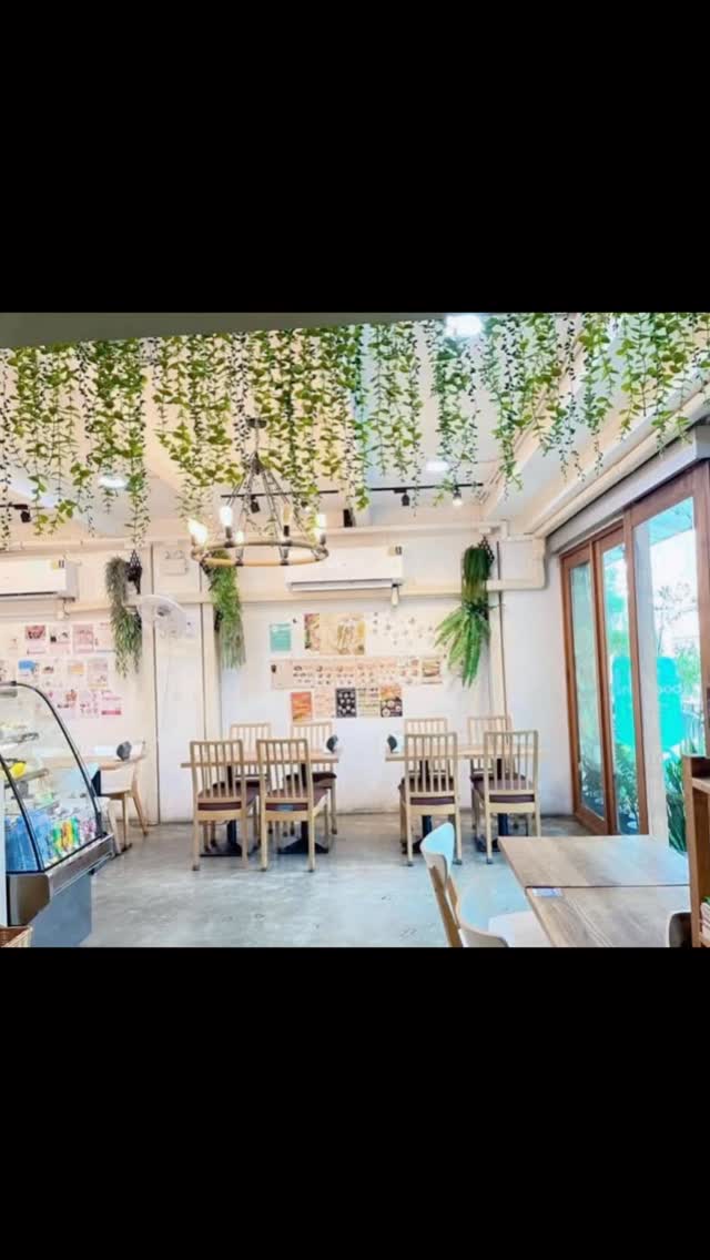ฮากาตะ คอฟฟี่ (Hakata Coffee Bangkok)
เป็นคาเฟ่สไตล์ญี่ปุ่นที่ซ่อนตัวอยู่ในย่านสุขุมวิท
ให้บรรยากาศอบอุ่นเหมือนนั่งอยู่ในคาเฟ่ที่ประเทศญี่ปุ่นจริงๆ ร้านนี้โดดเด่นด้วยกาแฟคั่วเองและเมนูอาหารสไตล์โฮมเมดที่หลาก
หลาย
บรรยากาศและสไตล์ร้าน
• สไตล์ญี่ปุ่นแท้: ร้านตกแต่งด้วยโทนไม้ ให้ความรู้สึกเงียบสงบและเป็นส่วนตัว เหมาะ
สำหรับการมานั่งทำงานหรือพักผ่อน
• ทำเลที่ตั้ง: ตั้งอยู่ใน ซอยสุขุมวิท 35 ใกล้กับ
UFM Fuji Super และสามารถเดินจาก BTS
พร้อมพงษ์ ได้
• พื้นที่: มีทั้งโซนที่นั่งด้านในและด้านนอก (Outdoor) รวมถึงบริการ Free Wi-Fi @
เปิด 8.00-20.00 น
ติดต่อสอบถาม ☎️ 020370809
.
📲 สามารถสั่งอาหารเดริเวอร์รี่ ส่งถึงหน้าประตู ดูเมนูออนไลน์ได้ที่ 
Grab: https://bit.ly/303QHYr
Wongnai Lineman :  https://lin.ee/ieqzISN