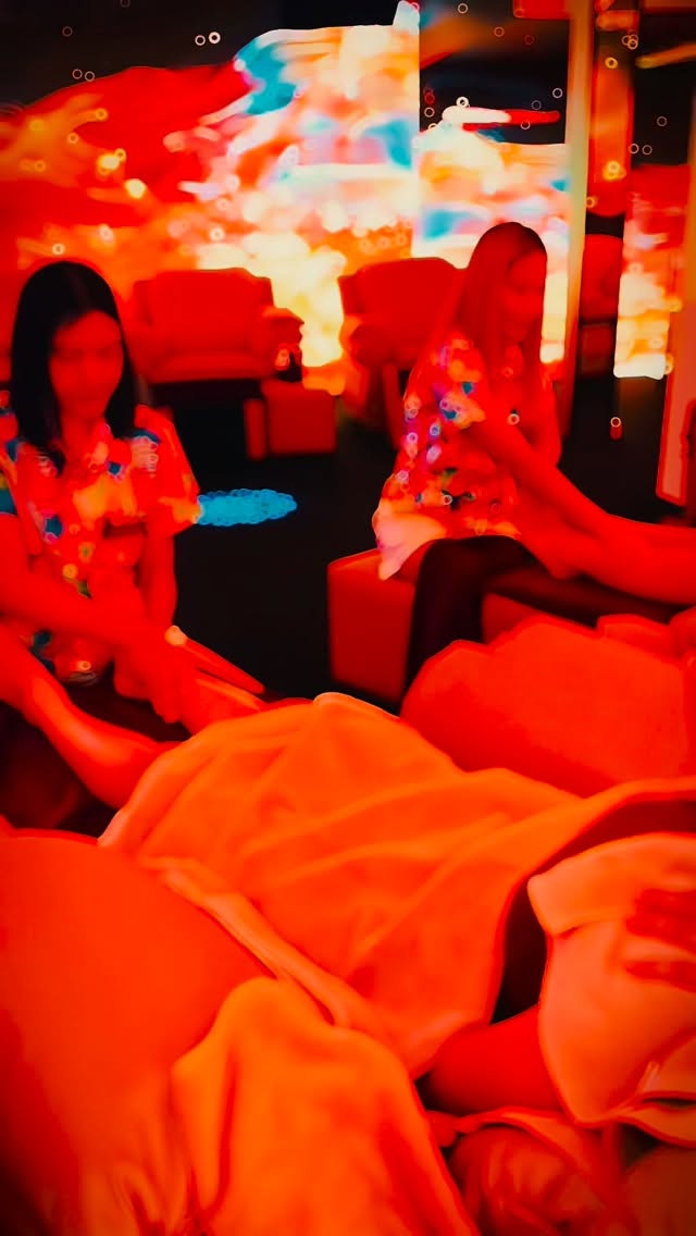 POV: You clap once… and the experience transforms. 👏✨

📍 Bradbury - Soi Sukhumvit 61
⏰ 12:00 – 0:00

#BRADBURY #massage #bangkoktrip #映えスポット #InstaWorthy
