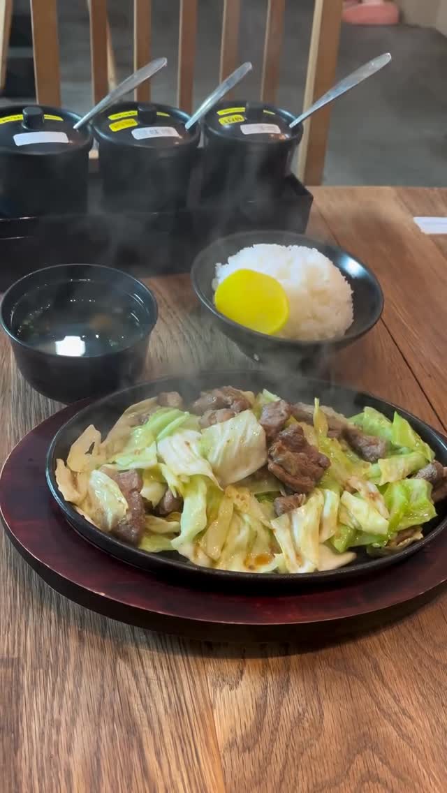 • มื้อง่าย ๆ แต่ใจฟูสไตล์ญี่ปุ่น
• วันธรรมดาที่อร่อยแบบญี่ปุ่น ๆ
• Teishoku day 
Satamina Teppan  พิเศษข้าวเติมได้ไม่อั้นค่าา✨
เปทันจากฟุกุโอกะกะทะร้อน ผักกระหล่ำใส่หมูหมัก สูตรพิเศษ เสิร์ฟมาในกะทะร้อน นอกจากนี้ยังมีหลากหลาย ท็อปปิ้งเพิ่มความอร่อย ทานคู่กับซอสมิโซะ ให้รสชาติกลมกล่อมมากขึ้นแนะนำเลย
ทาทิ
* คาระมิโซะ มิโซะรสชาติเค็ม
~ คาเรมิโซะ มิโซะรสเผ็ด
~ อามะมิโซะ มิโซะรสหวาน
นึกถึงเมนูกระทะร้อนนึกถึงเรา ต้นตำหรับอาหารญี่ปุ่น
##Teishoku
#JapaneseCafe
#อาหารญี่ปุ่น
#มื้ออร่อย
CafeHopping JapanStyle