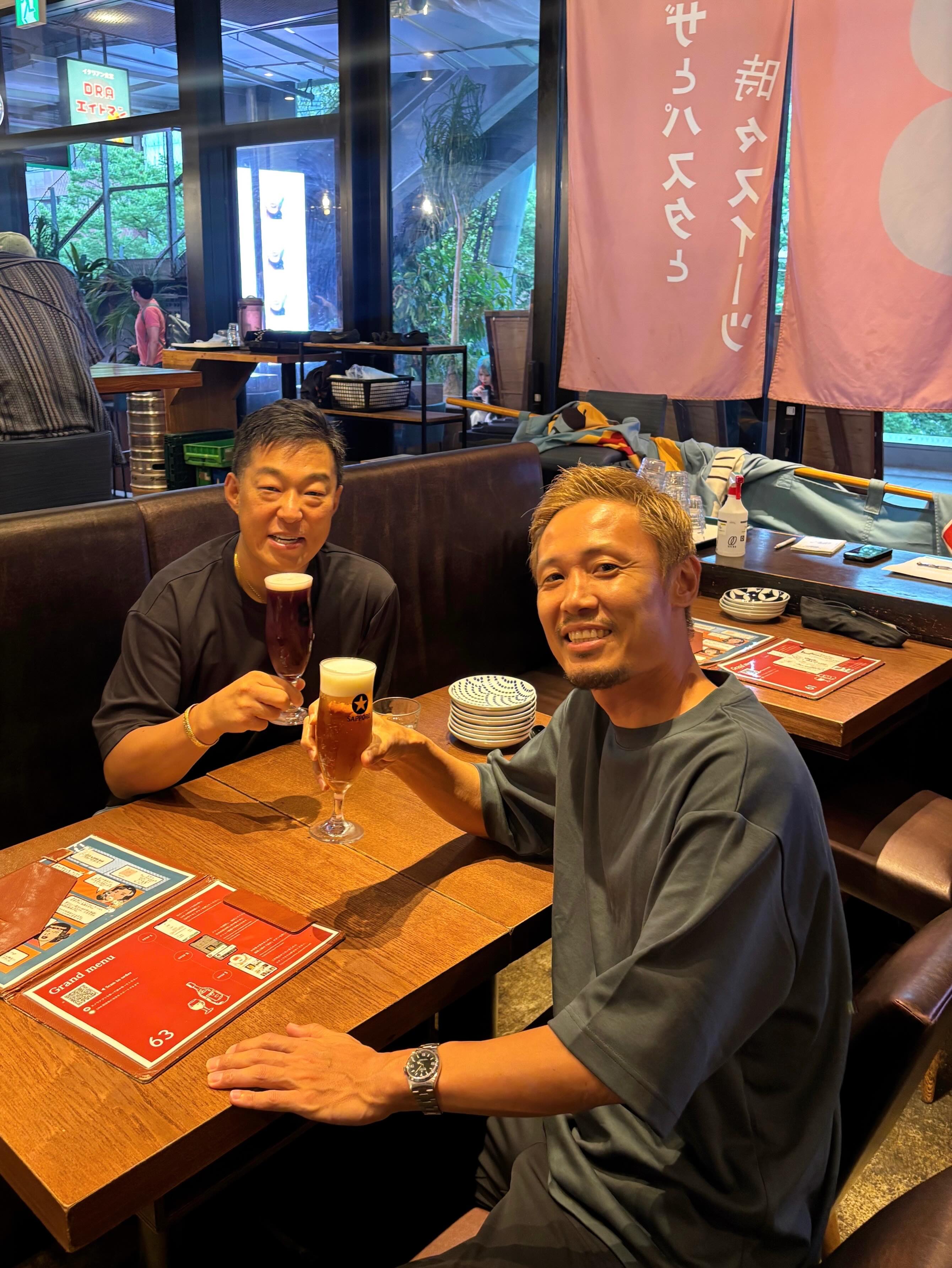 เมื่อสัปดาห์ที่ผ่านมา ระหว่างกลับญี่ปุ่น ผมมีโอกาสไปตระเวนดูร้านอาหารดังหลายร้านในโตเกียวกับเจ้าของกลุ่ม Aburi Shimizu

ยิ่งดู ยิ่งรู้สึกว่าร้านอาหารในโตเกียวมีมาตรฐานที่สูงมาก

ไม่ใช่แค่อาหารอร่อยเท่านั้น แต่รวมถึงการบริการ การออกแบบร้าน บรรยากาศ แสง และรายละเอียดต่าง ๆ ที่ทำให้ลูกค้าอยากกลับมาอีก

เมนูที่ทำให้ผมประทับใจมากที่สุดคือ

“Basque Cheesecake ผสม Gorgonzola สำหรับทานคู่กับเครื่องดื่ม”

ไม่ใช่ของหวาน แต่เป็นชีสเค้กที่ออกแบบมาให้กินคู่กับเบียร์หรือไวน์

พอลองชิมจริง ๆ ก็เข้าใจทันทีว่าทำไมถึงขายดี

อีกอย่างที่น่าสนใจคือการสไลซ์แฮมสด ๆ ต่อหน้าลูกค้า ทำให้การกินอาหารกลายเป็นประสบการณ์ที่สนุกมากขึ้น

การเดินทางครั้งนี้ทำให้ได้ไอเดียและแรงบันดาลใจมากมาย

สิ่งดี ๆ ที่ได้เห็น ได้ชิม และได้เรียนรู้ ผมจะนำกลับมาพัฒนาที่ Thonglor Yokocho และร้านของพวกเราในกรุงเทพฯ อย่างแน่นอน

ฝากติดตามกันด้วยนะครับ 🍻🇯🇵🇹🇭

#ThonglorYokocho
#ร้านอาหารญี่ปุ่นกรุงเทพ
#TokyoFoodTrip
#JapaneseIzakaya
#ThonglorFoodie
