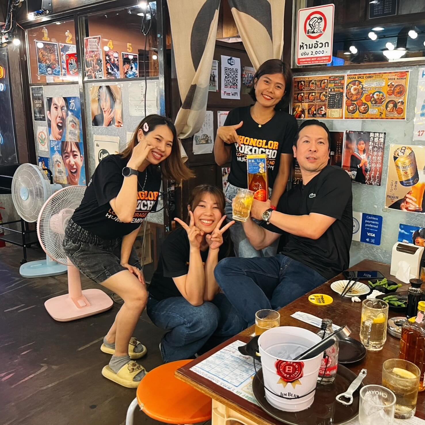 昨日も最高🍻

スタッフとお客様の写真🤳
トンロー横丁に12年通ってくださっている常連さん

12年ですよ笑

こうして長く応援していただけることに感謝です🙏
スタッフもお客様もみんな笑顔😊
今日もトンロー横丁でお待ちしてます♪( ´θ｀)ノ

📍Thonglor Yokocho 🇹🇭🤝🇯🇵

#トンロー横丁
#ThonglorYokocho
#Thonglor Soi 11
#BangkokIzakaya
#BangkokLife