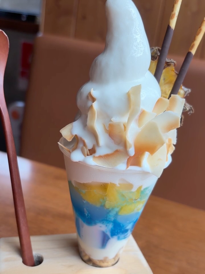 【夏パフェ！Summer Pineapple Parfait / พาร์フェต์สับปะรดฤดูร้อน】🍍☀️🍦
バンコク・トンローのRamen Cafe IRODORI（いろどり）です🐱
熱い季節にぴったりの、見た目も爽やかな期間限定メニュー「夏パフェ（Summer Pineapple Parfait）」がスタートしました！✨
自家製のソフトクリームに、ザクザクとした食感が楽しいココナッツチップ（Coconut chip）をたっぷりトッピング。グラスの中には、自家製ドライパイナップル（Homemade Dried Pineapple）の甘酸っぱさ、コリコリしたナタデココ（Nata de coco）、そして爽やかなブルーシトラスゼリー（Blue citrus jelly）を層にして閉じ込めました。

さらに、甘さだけでなくヨーグルトの酸味を加えることで、最後までさっぱりと食べやすいバランスに仕上げています。パイナップルの甘み、ココナッツの香ばしさ、食感の違いもお楽しみください。

こちらは数量限定でのご提供となります。ラーメンを食べた後のデザートにはもちろん、11:30 - 21:00の通し営業ですので、カフェタイムのPC作業のお供にもぜひどうぞ💻☕️

Ramen Cafe IRODORI ทองหล่อ🐱

ต้อนรับฤดูร้อนด้วยเมนูใหม่สุดสดชื่น "จำนวนจำกัด" กับ "พาร์เฟต์สับปะรดฤดูร้อน" (Summer Pineapple Parfait) 🍍☀️

เพลิดเพลินกับซอฟต์ครีมโฮมเมดเนื้อนุ่ม ท็อปด้วยโคโค่นัทชิป (Coconut chip) เคี้ยวกรุบกรอบ ด้านในแก้วอัดแน่นไปด้วยสับปะรดอบแห้งโฮมเมด (Homemade Dried Pineapple) รสเปรี้ยวหวานลงตัว นาทาเดโคโค่หรือวุ้นมะพร้าว (Nata de coco) และบลูซิตรัสเยลลี่ (Blue citrus jelly) สีฟ้าสดใส
นอกจากความหวานแล้ว เรายังเพิ่มความเปรี้ยวของโยเกิร์ตเข้าไปด้วย ทำให้ได้รสชาติที่ลงตัวและทานได้เรื่อยๆ จนหมดคำสุดท้ายโดยไม่เลี่ยน
แวะมาทานหลังมื้อราเมน หรือจะมานั่งทำงานช่วงบ่ายพร้อมทานของหวานก็ยินดีต้อนรับครับ ร้านมีปลั๊กไฟและ Free Wi-Fi ครบครัน เปิดตลอด 11:30 - 21:00 น. 💻

Ramen Cafe IRODORI in Thonglor🐱

Beat the heat with our new limited-quantity seasonal dessert: "Summer Pineapple Parfait"! 🍍☀️

Featuring our homemade soft-serve ice cream topped with crunchy coconut chips. Inside, we’ve layered sweet and tangy homemade dried pineapples, chewy nata de coco, and a vibrant blue citrus jelly.

To balance the sweetness, we've added the refreshing tartness of yogurt, making it incredibly easy to enjoy down to the very last spoonful. Experience the perfect harmony of pineapple sweetness, toasted coconut, and contrasting textures!

Enjoy it as a post-ramen treat, or stop by during our daily cafe hours (11:30 - 21:00) to power through your work with a sweet companion💻🍦

📍 Shop Info / ข้อมูลร้าน
 Location: Sukhumvit 53 Alley, Ashley Hotel 2nd Floor (Near Nihonmura)

 Hours: 11:30 - 21:00 (Open Daily / No Break)
 Facilities: Outlets at every seat, Free Wi-Fi

#RamenCafeIRODORI #SummerParfait #ThonglorCafe #BangkokDessert #夏パフェ