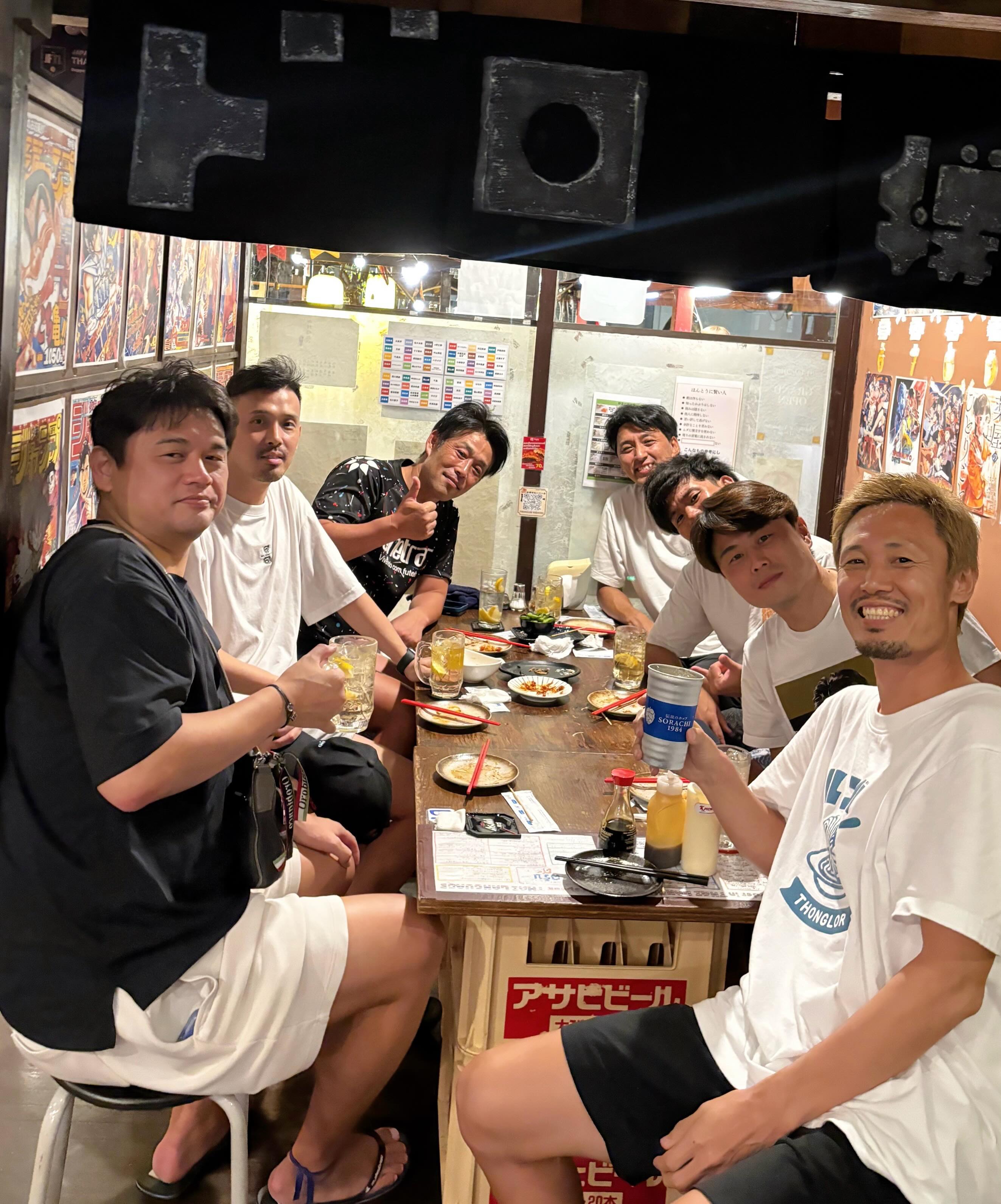ASAHIイベント終了🍻

たくさんのご来店ありがとうございました！！

写真を見てもらえれば分かる通り
3日間ずっと賑やかな週末になりました

やっぱり居酒屋は、
料理よりも酒よりも「人」ですね💡

今週末は
🥃サントリー角ハイボールイベント開催‼️
週末はトンロー横丁で乾杯しましょう🍻

งาน ASAHI จบแล้วครับ 🍻
ขอบคุณทุกคนที่มาสนุกด้วยกันครับ
แค่ดูรูปก็น่าจะรู้ว่า
3 วันที่ผ่านมา คึกคักมากครับ

ร้านอิซากายะที่ดี
ไม่ได้มีแค่อาหารหรือเครื่องดื่ม
แต่มี “ผู้คน” ที่ทำให้บรรยากาศสนุกครับ
สุดสัปดาห์นี้พบกับ
🥃 Suntory Kakubin Highball Promotion

แล้วมาเจอกันที่ Thonglor Yokochoครับ

#トンロー横丁
#BangkokIzakaya
#Thonglor