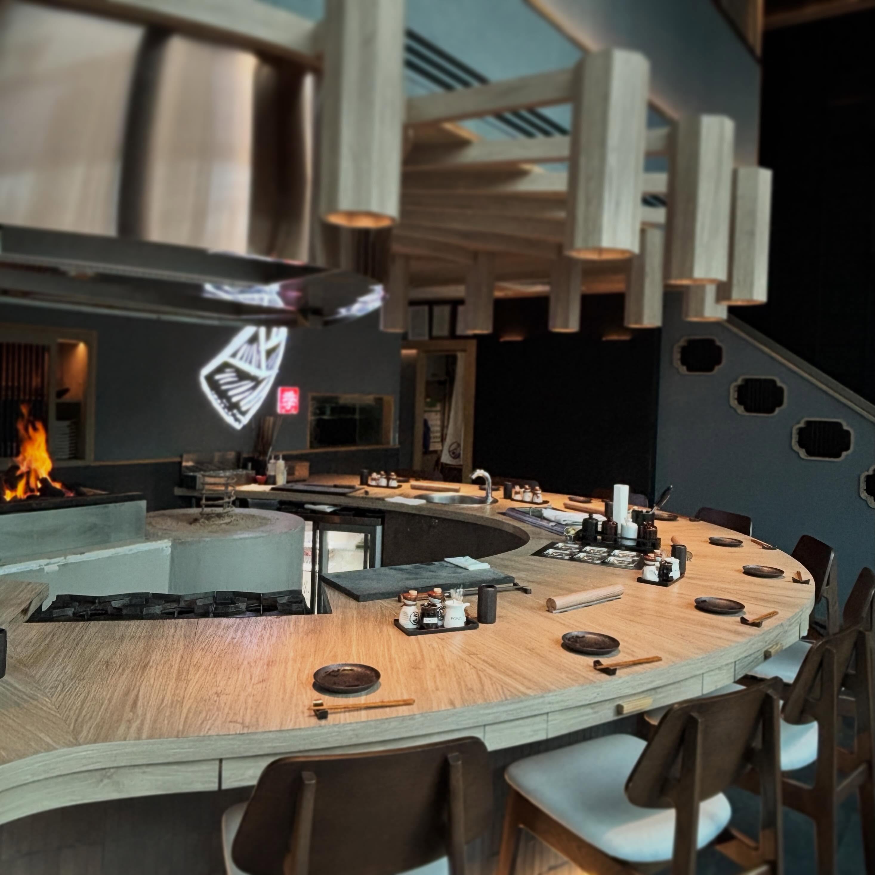 Take a seat at our counter and enjoy a front-row view of the chef’s craftsmanship. Watch every step of the cooking process up close while savoring the irresistible aroma of premium ingredients carefully grilled over charcoal.

เชิญนั่งที่เคาน์เตอร์ของเราและเพลิดเพลินกับที่นั่งแถวหน้าสำหรับชมฝีมือการปรุงอาหารของเชฟอย่างใกล้ชิด ชมทุกขั้นตอนของการทำอาหาร พร้อมดื่มด่ำกับกลิ่นหอมเย้ายวนของวัตถุดิบคุณภาพเยี่ยมที่ย่างอย่างพิถีพิถันบนเตาถ่าน