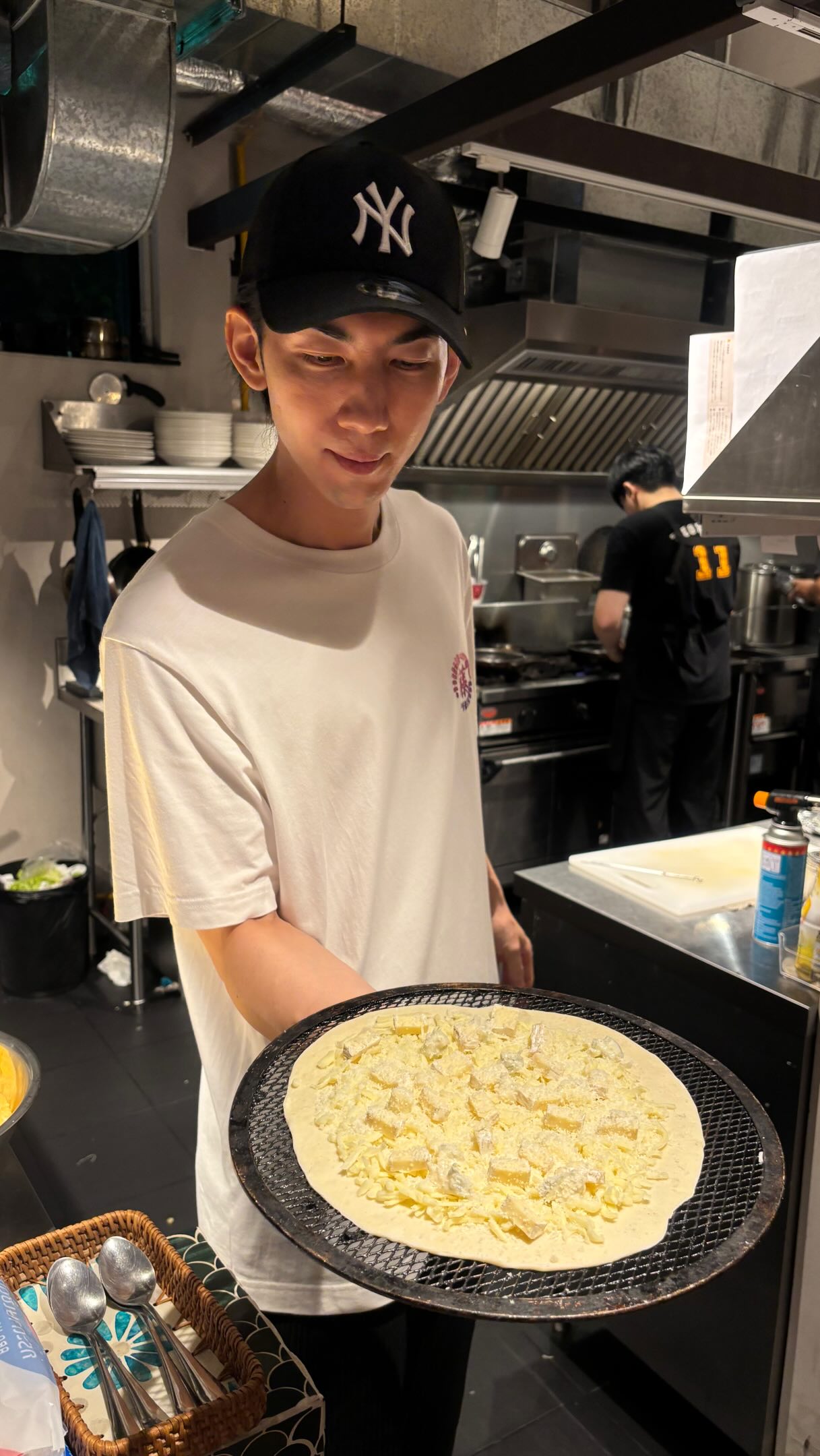 🍕 禁断のクワトロフォルマッジ

.
試作中🤔

チーズ好きのために作ったら、
僕もチーズ好きになりました🤣

4種のチーズをたっぷり使い、
仕上げにはちみつをひと回し🍯

薄焼き生地だから重すぎず、
気付いたらもう1枚食べたくなる🍕

次回グランドメニュー入り予定です‼︎

完成まであと少し…

どうですか？
これ、食べたいですか？😏

📍Thonglor RUMBA

”The Forbidden Four Cheese Pizza“

#BangkokFood
#Thonglor
#PizzaLover
#QuattroFormaggi
#トンロールンバ