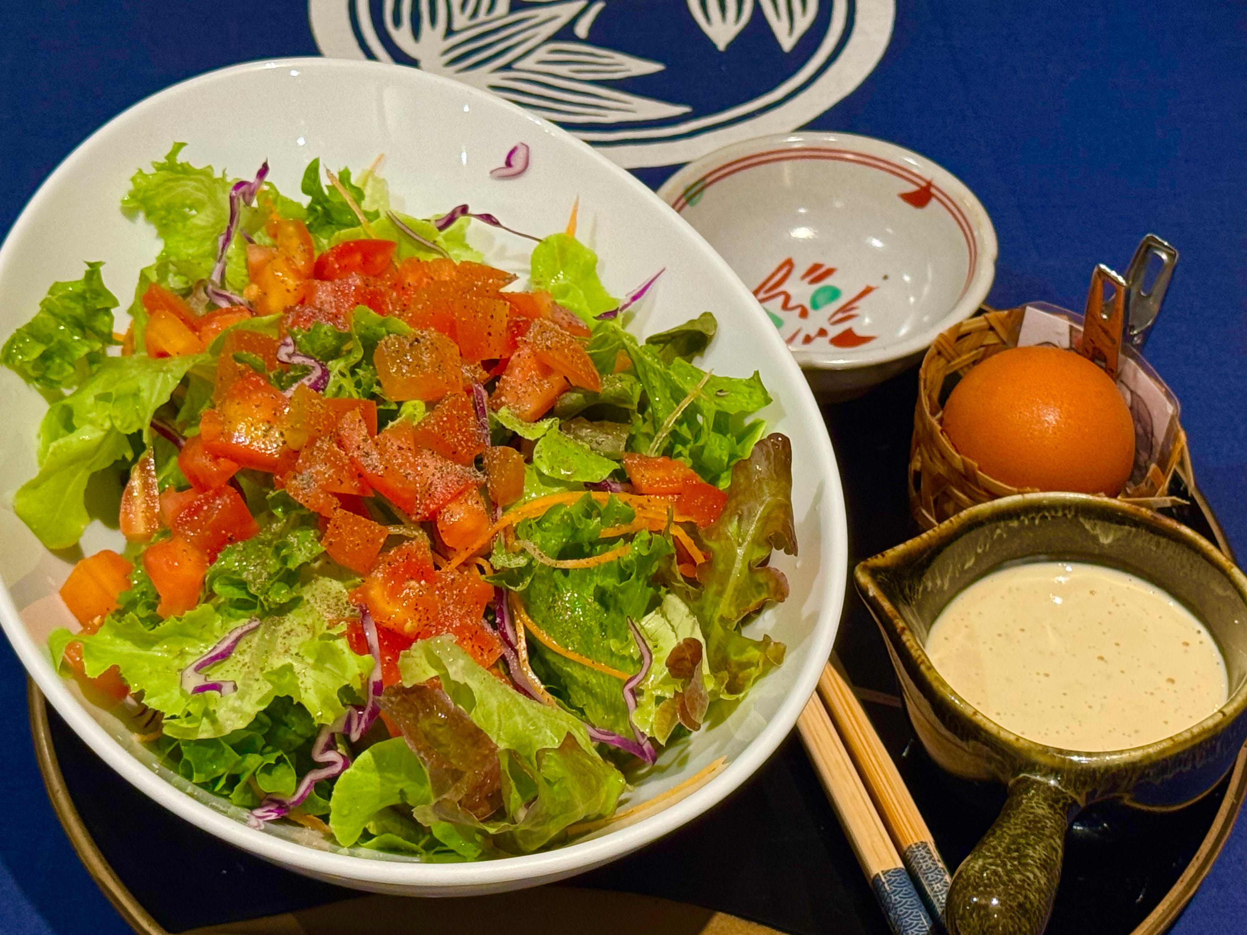 สลัดซีซ่า🥗✨

เราขอแนะนำสลัดซีซ่ารสเลิศที่เพิ่มความนัวด้วยไข่ออนเซ็นที่ละมุนลิ้น ซอสสลัดที่เราทำเองให้รสชาติกลมกล่อมแบบไม่เผ็ดแสบลิ้น แค่คำแรกก็หลงรักแล้ว 😋

ความกรอบของผักสด ผสมผสานกับซอสที่ปรุงด้วยใจแบบโฮมเมด มันคือความฟินขั้นสุดที่คุณไม่ควรพลาด! มาพิสูจน์ด้วยตัวคุณเอง

สนใจเข้ามาชิมอาหารที่ตั้งใจทำให้ทุกจานได้แล้ววันนี้! 🥗🥚

シーザーサラダ🥗✨

私たちは、まろやかな口当たりの温泉卵を添えた絶品のシーザーサラダをご紹介します。自家製ドレッシングは、辛すぎず絶妙な味わいで、ひと口食べればきっと夢中になること間違いなしです😋

新鮮な野菜のシャキシャキ感と、心を込めたホームメイドのソースが絶妙にマッチし、最高の至福をお届けします！この味、ぜひご自分でお確かめください。

一皿一皿心を込めて作った料理を、ぜひ今日ご賞味ください！🥗🥚

#สลัดซีซ่า
#อาหารเพื่อสุขภาพ
#อร่อยง่ายได้สุขภาพ
#ร้านอาหารญี่ปุ่นในศรีราชา
#โชฟูเจพาร์ค