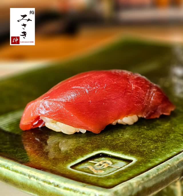 【A special course for Summer in Japan...!!】
▷▶︎▷LINE→@sushimisakinobu▶▷

鮪も夏物に!!

夏の鮪は鮪らしさが全開です!!
適度な脂と鮪の香りが最高なんです！

そのなかでも鉄板の
【赤身の醤油漬け】

当店では赤身は特製の醤油ダレに漬け込んで
お鮨でご提供しております！

ねっとりした食感の変化はもちろん
口の中で広がるしゃりとのハーモニーを
是非ともご堪能くださいませ！

なお
貸切やケータリング、
月曜日の営業にもご対応させていただきますので
お気軽にご連絡くださいませ！

Location: 
50 GMM Grammy PLACE, Sukhumvit 21 Rd. (Asoke), Khlongtoeinuea,Wattana, Bangkok 10110, Thailand

Sushi Misaki Nobu (GMM grammy place BF1)
chef 【NOBU】

Reservation: 
Sushi Misaki Nobu/062-495-2386

Dine-in time: 
12:00-lunch time open
17:00-dinner time open
※anytime customer choose reservation time
close 22:00
close every Monday

menu:
1.standard course 4000THB
2.special course 6000THB
3.Premium course 8000THB

#sushimisaki
#sushimisakinobu
#鮨みさき
#鮨みさき伸
#バンコク
おまかせ
Bangkok
omakase
sushi
鮨
寿司
タイ
Thailand
デート
接待