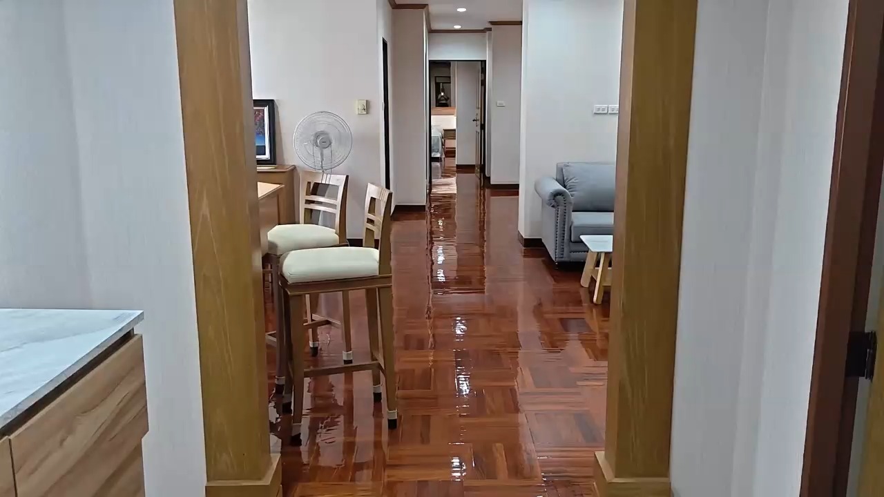【理想的な住まい🏡】

トンローで新しくお住まいをお探しの皆様、このエリアの隠れた名物件をご紹介します！✨

こちらは、クラシカルな魅力を持つ2ベッドルームの広々190㎡のアパートです。内装には温かみがあり、伝統的なスタイルを存分に感じられます。しかし、ご安心ください。すべての家電製品は最新のものに交換済みで、毎日の暮らしを快適にサポートします。

オーナーさんも大変信頼できる方で、何か問題が発生した際には迅速に対応してくださいます。この安心感から、住んでいる方々も和やかで素敵な方ばかりです。

バンコクで安心して暮らせる拠点をお探しなら、ぜひ一度ご覧になってください。長く愛され続ける理由がきっとわかるはずです✨

#バンコク生活
#住みやすい
#快適ライフ
#安心住まい
#紅樹株式会社
