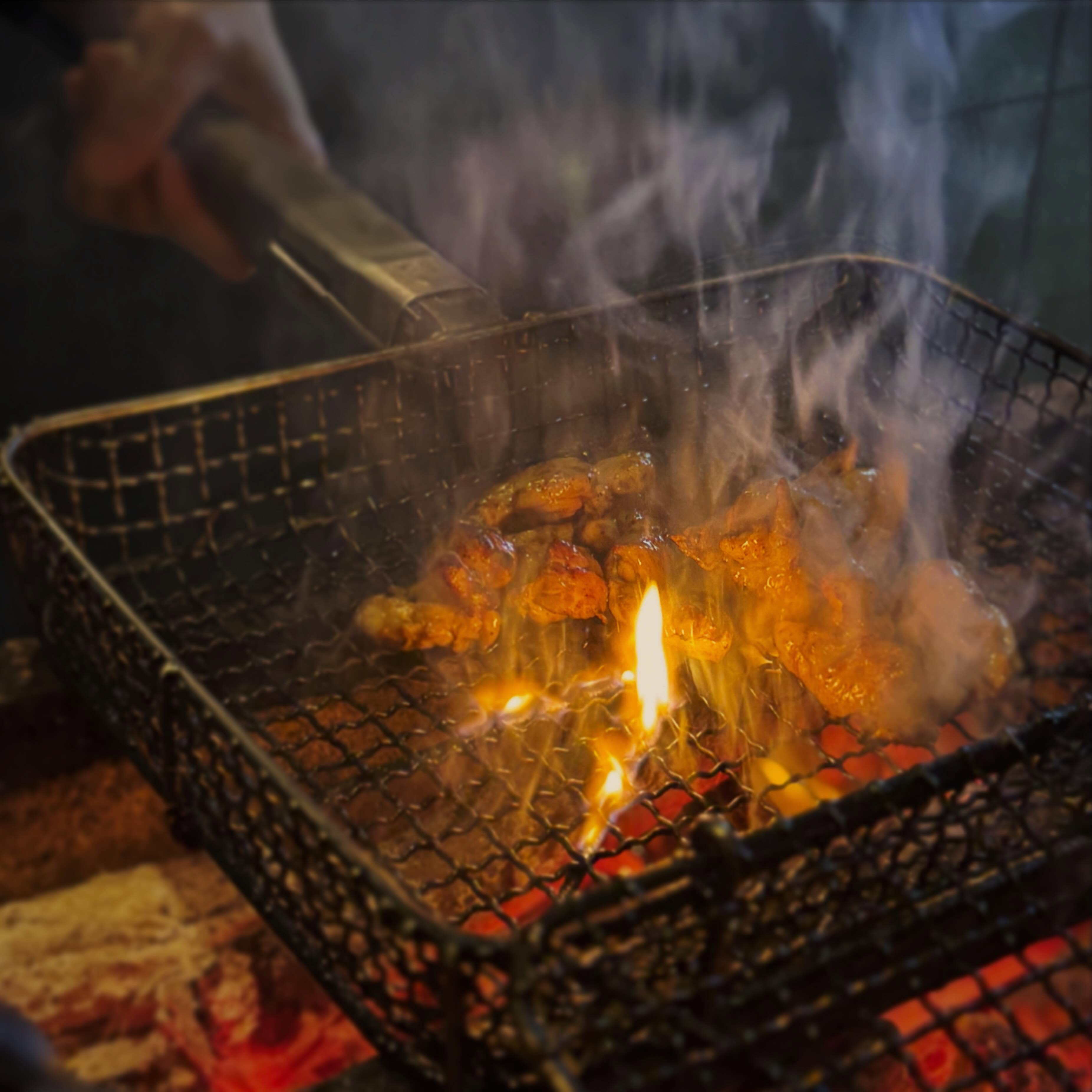 Tori no sumibiyaki ( ไก่ย่างถ่าน )

Delicately grilled over premium charcoal, our chicken offers a perfect balance of crispy skin, juicy texture, and refined smoky notes. A simple yet elegant dish that showcases the true essence of robatayaki craftsmanship.

ไก่ส่วนคัดพิเศษย่างอย่างพิถีพิถันบนเตาถ่านสไตล์โรบาตะ จนหนังกรอบหอมและเนื้อด้านในยังคงความฉ่ำนุ่ม ได้กลิ่นหอมอันเป็นเอกลักษณ์จากถ่านที่ช่วยดึงรสชาติของเนื้อไก่ออกมาอย่างลงตัว เหมาะสำหรับรับประทานคู่กับสาเกแก้วโปรด