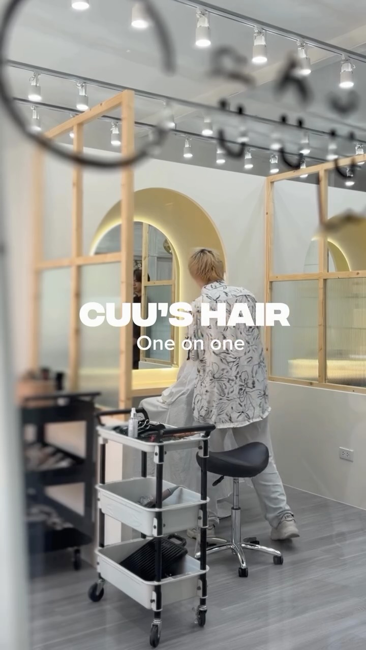 Cuu’s hairは
最初のカウンセリングから仕上げまで
スタイリストが1対1で担当する
マンツーマンサロンです。

待ち時間なく、丁寧に
あなたの髪と向き合います。

Cuu’s hair ซาลอนดูแลแบบ 1 ต่อ 1 💇‍♀️✨
ตั้งแต่ปรึกษา จนถึงขั้นตอนสุดท้าย
มีสไตลิสต์คนเดียวดูแลคุณตลอดงาน

ไม่สลับช่าง ไม่ต้องรอคิวนาน
ใส่ใจทุกรายละเอียด เพื่อผมสวยสุขภาพดีจริง 🤍

Why one-on-one?
We believe your hair deserves
full attention.

No waiting.
No switching stylists.
No compromise.

Just you and your stylist,
focused on your hair.
That’s the Cuu’s hair experience.

Thonglor Bangkok
#bangkokhairsalon