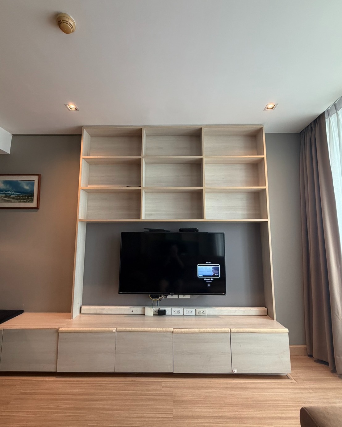 トンローとエカマイの交差点に位置するThe Alcove Thonglor 10。新しく2ベッド72㎡のお部屋を月45,000バーツでご紹介いたします🌟便利な立地が特徴で、正面にはドン・キホーテがあるため、買い物や食事に困ることはありません。

少しの散歩でビックCにたどり着き、トンロー通りの活気ある雰囲気を楽しむこともできます🎉交通の便も良く、車でのアクセスが容易です。

広さも適度でバランスの取れた間取りが魅力のお部屋で、生活に快適さを感じていただけるでしょう。

ぜひ一度この素晴らしい環境をご覧になってください。ご興味がある方はお気軽にお問い合わせください📞

#バンコク生活
#トンロー
#エカマイ
#賃貸情報
#紅樹株式会社