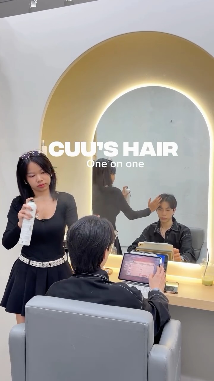 Cuu’s hairは、
最初から最後までスタイリストが1対1で担当する
マンツーマンサロンです。

担当が変わらないからこそ、
髪の状態をしっかり見極めて
丁寧に施術します。

待ち時間なしで、落ち着いた時間を🌿
理想の艶髪へ。

Cuu’s hair | ดูแลแบบตัวต่อตัว (1:1) 💇‍♀️✨
ตั้งแต่เริ่มวิเคราะห์เส้นผม ไปจนถึงขั้นตอนสุดท้าย

คุณจะได้รับการดูแลจากสไตลิสต์คนเดิมตลอดการทำ
ไม่ต้องรอคิว ไม่เปลี่ยนมือระหว่างทาง

ทุกขั้นตอนทำอย่างละเอียด เพื่อผมสวยเงางาม 
และสุขภาพดี 🤍

Cuu’s hair | One-on-One Salon 💇‍♀️✨
From consultation to the final finish,
one stylist takes care of you the whole time.

No waiting. No switching hands.
Just detailed care and results made for your hair 🤍

Bangkok / Thonglor
#bangkokhairsalon