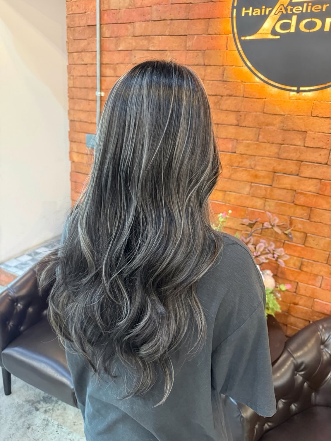 🌿 Soft, Cool and Effortlessly Beautiful 🌿 อีกหนึ่งลุคยอดนิยมสำหรับสาวๆ ที่ชอบสีผมโทนหม่น

#AshGrey พร้อมไฮไลต์เส้นละเอียด ช่วยเพิ่มมิติให้เส้นผมดูหนาและมีวอลุ่มมากขึ้น และยิ่งเมื่อม้วนลอนอ่อนๆ จะยิ่งเห็นความสวยของสีผมในแต่ละชั้นอย่างชัดเจน ✨

สวยละมุน ดูเป็นธรรมชาติ และเข้ากับทุกสไตล์การแต่งตัว 🤍

Thank you for choosing ADOR ✨

#HairAtelierADOR #highlights #haircolor 
#ร้านทำผมทองหล่อ