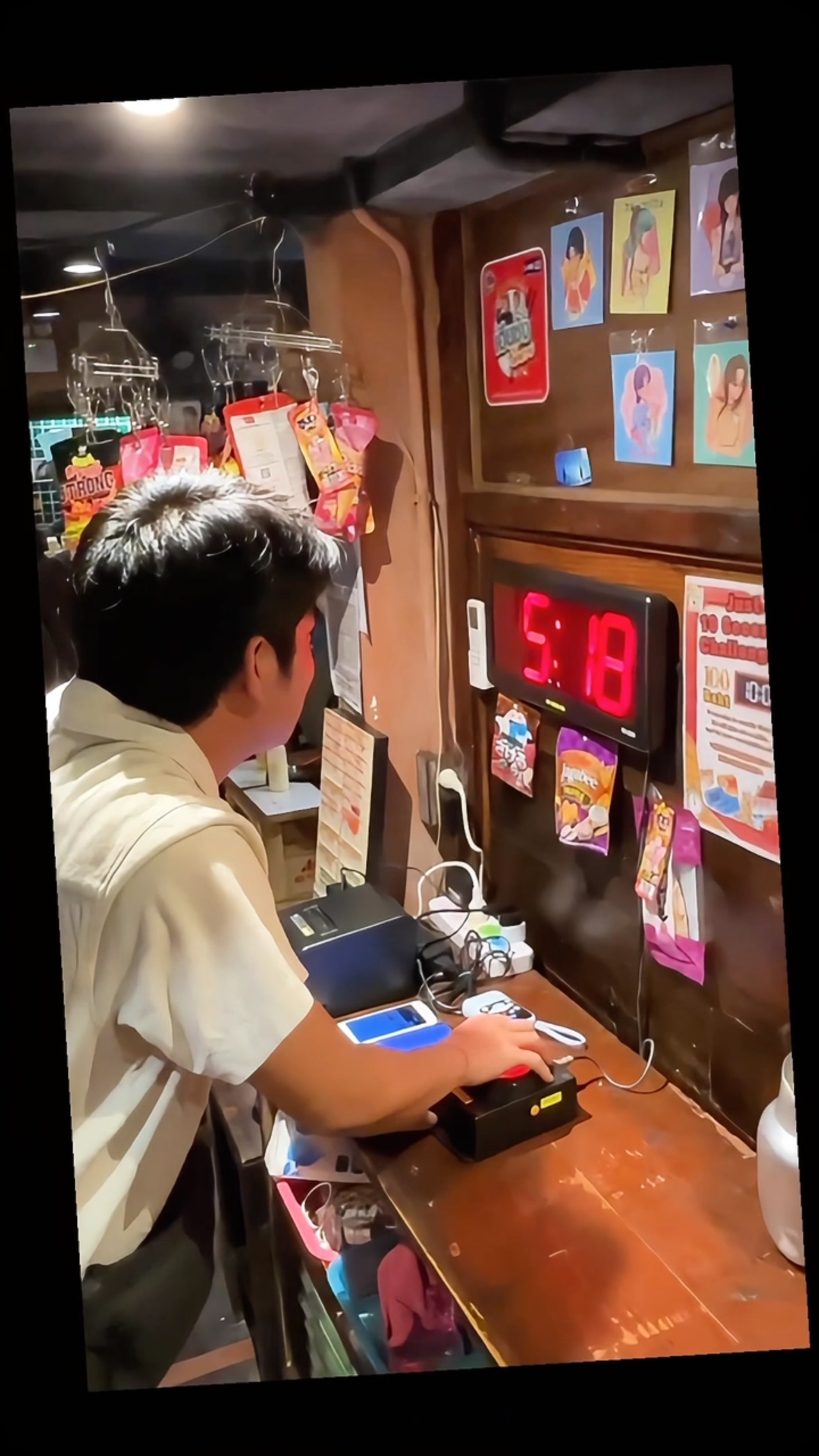 🎯 トンロー横丁名物「10秒チャレンジ」開催中！

「これ、簡単そうじゃない？」

そう思った人ほどハマるかもしれません…🤣

⏱ 目指すはピッタリ10.00秒

成功すると…

🍺 ビールタワー3L GET！

でも実際にやってみると、想像以上に難しい😂

気づけばテーブル全員が本気に🔥

友達や同僚と来たら盛り上がること間違いなし！

あなたなら10.00を止められる？

コメントで「できる！」か「無理！」か教えてください👇

📍トンロー横丁（Thonglor Yokocho）

#トンロー横丁
#バンコク居酒屋
#バンコクグルメ
#バンコク旅行
#10SecondsChallenge