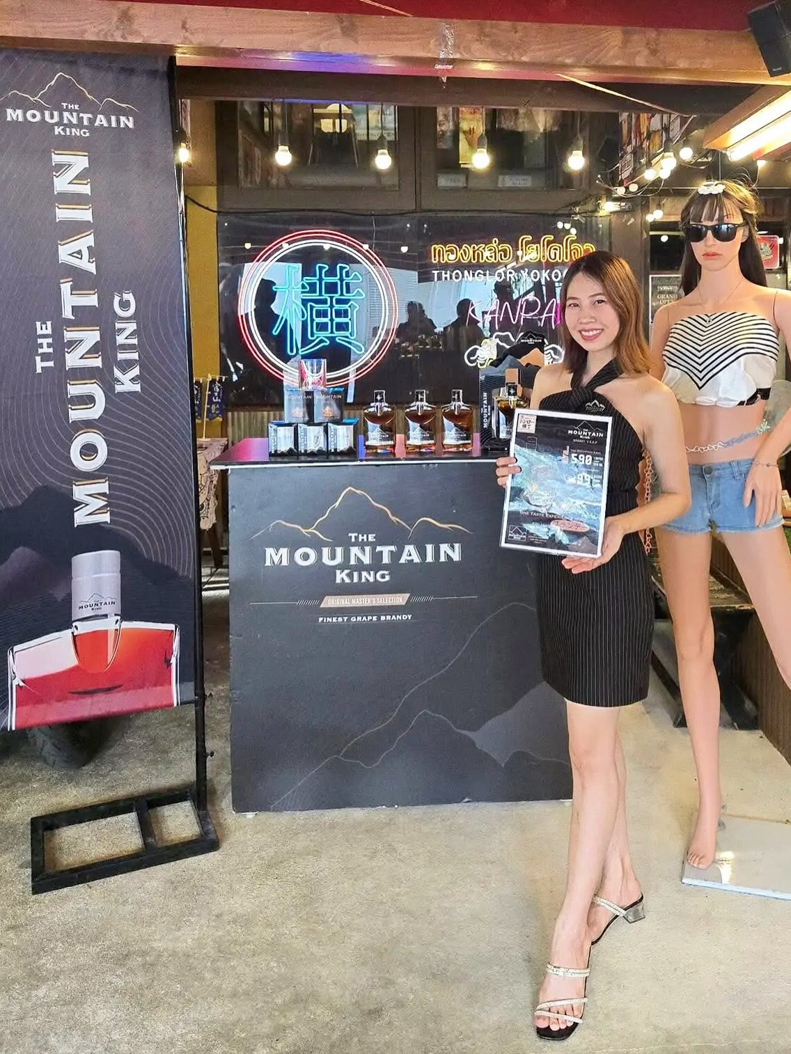 🥃 MOUNTAIN KING Promotion 🥃

今週末、トンロー横丁で”ブランデー“
MOUNTAIN KINGイベント開催！！

芳醇な香りと深い味わいを
特別価格でお楽しみください🤩

📅 開催日 / Event Days
6/27 Friday
6/29 Sunday

Bottle 350ml 590B
Glass 99B

⚠️ Notice
Due to the local election, alcohol sales are prohibited from

< 6/27 18:00 to 6/28 18:00 >

上記時間帯は、アルコールの販売ができません
ご理解お願いいたします🙇‍♂️🙇

#ThonglorYokocho #MountainKing #Thonglor #BangkokIzakaya JapaneseIzakaya