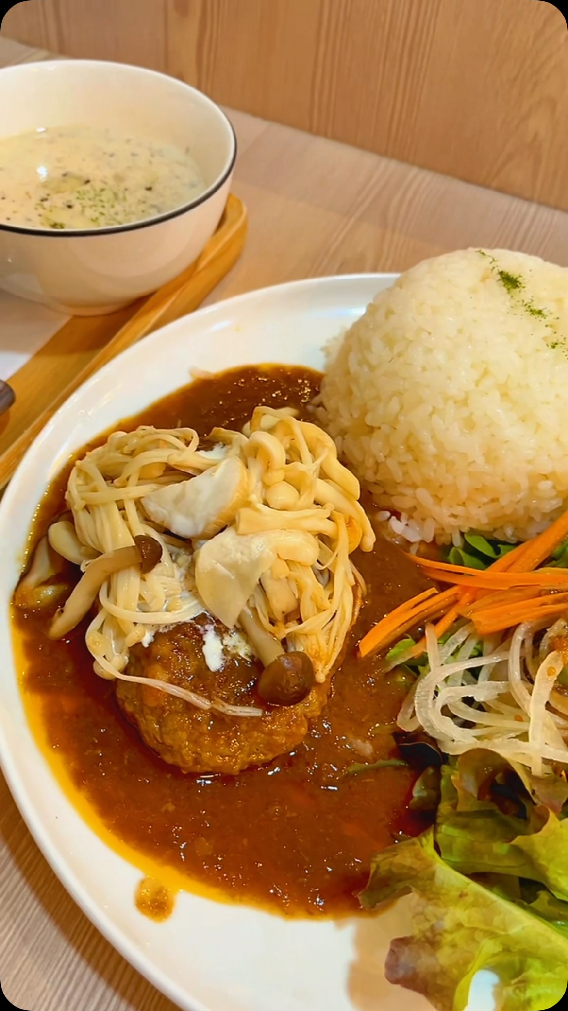 🍛 มื้ออร่อยครบจาน DEMIGLACE HAMBURG SET ที่พร้อมเติมพลังให้ทุกวันแฮมเบิร์กเนื้อนุ่ม ราดซอสเข้มข้น ท็อปด้วยเห็ดญี่
ปุ่นหอมๆ
 “ เสิร์ฟพร้อมข้าวญี่ปุ่นร้อนๆ และสลัดผักสด
 กินแล้วอิ่ม ฟินทุกคำ
📌แวะมาฝากท้องกับมื้อพิเศษที่ Hakata Coffee ได้ทุก
วันนะครับ/ค่ะ
•
きのこたっぷりハンバーグプレート ・ジューシーなハンバーグに、たっぷりきのこソース。
ご飯・サラダ付きで大満足の一皿です！
#HakataCoffee #JapaneseCafe #HamburgSteak
#LunchTime #อาหารญี่ปุ่น แฮมเบิร์ก คาเฟ่ มื้อกลางวัน อร่อยบอกต่อ กินอะไรดีวันนี้