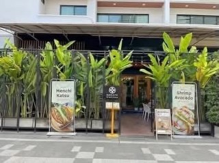 ฮากาตะ คอฟฟี่ (Hakata Coffee Bangkok)
เป็นคาเฟ่สไตล์ญี่ปุ่นที่ซ่อนตัวอยู่ในย่านสุขุมวิท
ให้บรรยากาศอบอุ่นเหมือนนั่งอยู่ในคาเฟ่ที่ประเทศญี่ปุ่นจริงๆ ร้านนี้โดดเด่นด้วยกาแฟคั่วเองและเมนูอาหารสไตล์โฮมเมดที่หลาก
หลาย
บรรยากาศและสไตล์ร้าน
• สไตล์ญี่ปุ่นแท้: ร้านตกแต่งด้วยโทนไม้ ให้ความรู้สึกเงียบสงบและเป็นส่วนตัว เหมาะ
สำหรับการมานั่งทำงานหรือพักผ่อน
• ทำเลที่ตั้ง: ตั้งอยู่ใน ซอยสุขุมวิท 35 ใกล้กับ
UFM Fuji Super และสามารถเดินจาก BTS
พร้อมพงษ์ ได้
• พื้นที่: มีทั้งโซนที่นั่งด้านในและด้านนอก (Outdoor) รวมถึงบริการ Free Wi-Fi
 

📍MAP
https://maps.app.goo.gl/stbsuDxw4XkGBivu5?g_st=ic
☎️ 02 0370809
🛵 สั่ง Delivery อร่อยฟิน~ ได้ถึงที่บ้านแล้ว คลิกลิงก์เลย! 👇
Grab: https://bit.ly/303QHYr
Wongnai Lineman : https://lin.ee/ieqzISN

#bangkokcafe
#バンコクぐるめ部 #バンコクレストラン