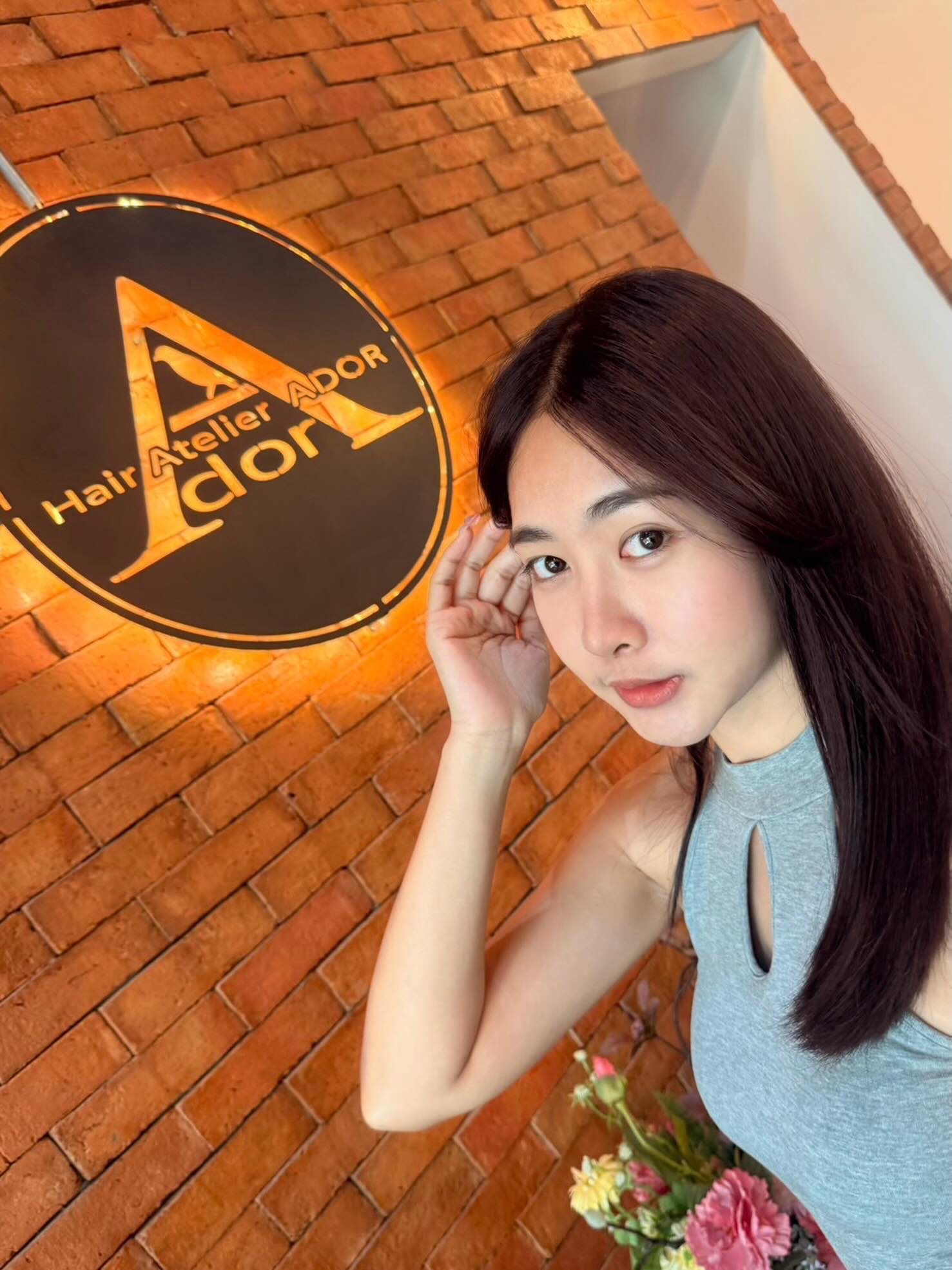 Natural Pink Brown 🤎🩷โทนสีน้ำตาลประกายชมพูที่ให้ความรู้สึกอ่อนโยน ดูเป็นธรรมชาติ และช่วยเพิ่มความสดใสให้กับใบหน้า เหมาะสำหรับคนที่อยากเปลี่ยนลุคโดยไม่ต้องฟอกสีผม

สีนี้จะดูเป็นน้ำตาลนุ่ม ๆ ในแสงปกติ และเผยประกายชมพูอย่างสวยงามเมื่ออยู่กลางแดดหรือภายใต้แสงไฟ ทำให้เส้นผมดูมีชีวิตชีวา พร้อมความเงางามแบบสุขภาพดี

เป็นโทนสีที่เหมาะกับการใช้ในชีวิตประจำวัน เข้าได้กับทุกสไตล์การแต่งตัว ดูสะอาดตา ตามสไตล์สาวญี่ปุ่น ✨

No Bleach • Healthy Shine • Soft & Elegant 🤍

🅑🅞🅞🅚🅘🅝🅖 จองคิว.!!
ติดต่อสอบถามโปรโมชั่นได้ที่
---------------------------------------

Hair Atelier ADOR - แฮร์ อเทลเลอร์ อดอร์ 
🧡  𝐓𝐄𝐋: 02-108-9977, 084-044-8900
💚 𝐋𝐈𝐍𝐄 𝐎𝐀: @hairatelierador
📍ทองหล่อ Noble Ora Condo ชั้น 1 
การเดินทาง: 🚝BTS ทองหล่อ/ 🚙 มีที่จอดรถสะดวก
---------------------------------------

#HairAtelierADOR #HairColor
#バンコク美容室 #โปรโมชั่นทำสีผม #สีผมแนะนำ