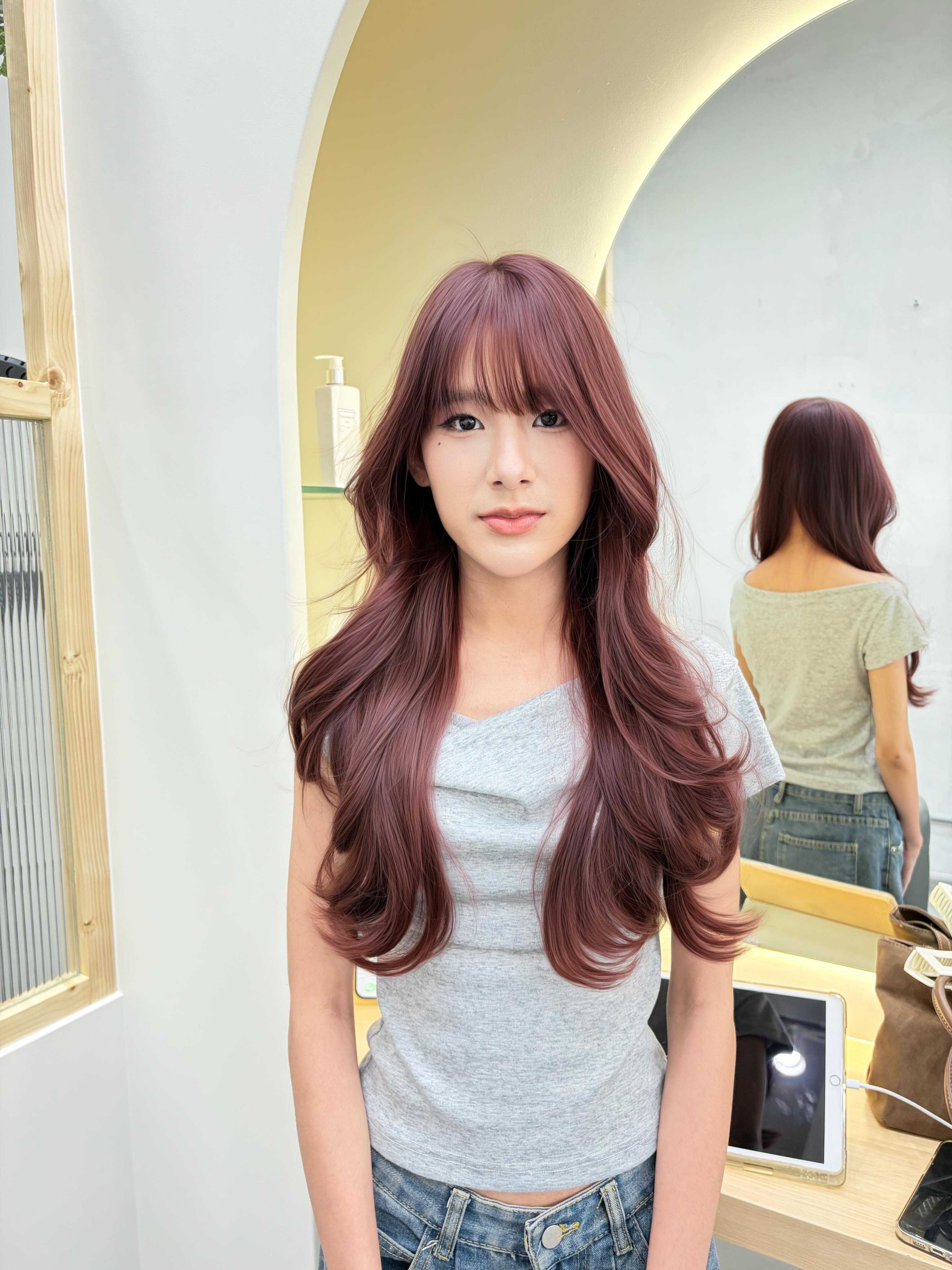 Rose Pink Brown × Japanese Layers สีผมละมุน ขับผิวให้ดูสว่าง พร้อมเลเยอร์สไตล์ญี่ปุ่น
พลิ้วสวย จัดทรงง่ายทุกวัน 🌸💇‍♀️

Rose Pink Brown × Japanese Layers
soft, rosy hue paired with airy Japanese layers 

for effortless movement and shine. Elegant, natural, and easy to style every day. ✨

#bangkokhairsalon