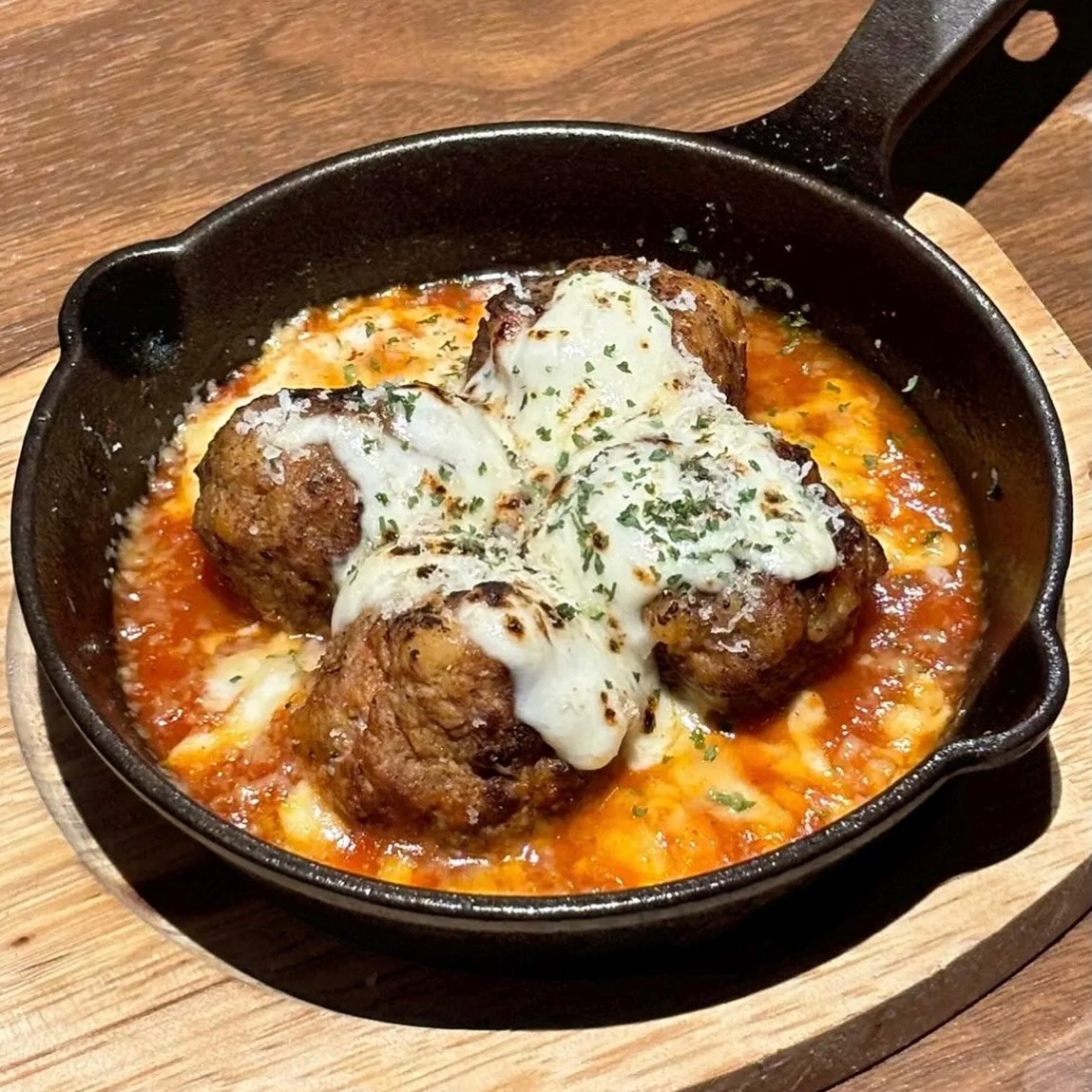 🌋NEW MENU🌋
ルンバの溶岩ミートボール 登場🔥

熱々の鉄板で仕上げる
肉感たっぷりの特製ミートボール。

濃厚トマトソースに
とろ〜りチーズ🧀
見た目はまるで溶岩🌋🔥

そのままでも美味しいですが、
残ったソースにバゲットをつけるのがオススメ🥖

━━━━━━━━━━━━━
🎁週末限定キャンペーン🎁
━━━━━━━━━━━━━

事前にご予約いただいたお客様へ
こちらの
🌋溶岩ミートボール🌋
1皿プレゼントします🥳✨

さらに‼️
大好評につき延長中🦀✨

蟹が主役の日。
🦀ソフトシェルクラブの
トマトクリームスープパスタ🍝

LINEクーポンご利用で
✨100B OFF✨
今週末まで継続します‼️

小皿料理をつまんで、
ピザをシェアして、
〆は名物スープパスタ🍝

週末の夜は
Thonglor Rumbaでお楽しみください☺️

ご予約はDMから📩

📍Thonglor Soi 13

#ThonglorRumba
#BangkokFood
#Thonglor
#SoupPasta
#JapaneseDining