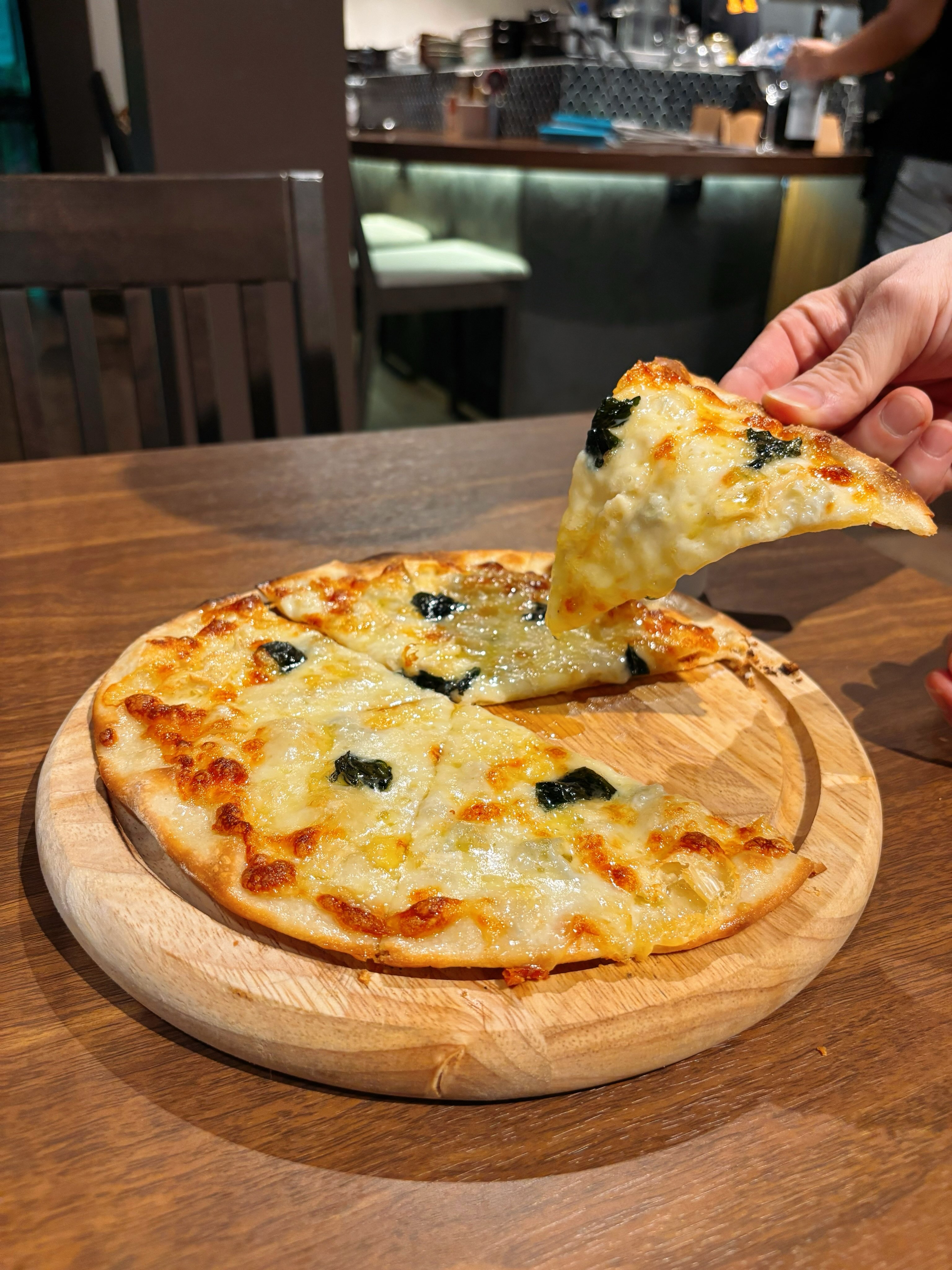 📢Rumba週末限定のお知らせ🍷

━━━━━━━━━━━━━
🍕週末限定 ピザ半額祭り🍕
━━━━━━━━━━━━━

今週 金・土・日の夜だけ‼️
Rumbaのピザ全品【50%OFF】👏

人気のパン屋 @foobrecabkk さん特注の生地を使用🍕
軽い食感でパリッと焼き上げています✨

✔マルゲリータ
✔有明海苔とシラス
✔照焼きチキン
✔バターチキン
✔明太子ポテト

さらに…新作🧀
「禁断のクワトロフォルマッジ」も対象‼️

4種類のチーズにハチミツを合わせる
大人のチーズピザ🍯🧀

※ご予約1組1枚のみ対象

━━━━━━━━━━━━━

そして人気急上昇中🦀

🦀ソフトシェルクラブ
トマトクリームスープパスタ

LINEクーポン利用で…

420B → 320B🔥

※こちらはランチ・ディナー利用OK

━━━━━━━━━━━━━

小皿料理をつまんで🍷
ピザをみんなでシェア🍕
〆は名物スープパスタ🍝

週末の夜はRumbaでゆっくりどうですか☺️

ご予約はDMから📩

#ThonglorRumba
#BangkokItalian
#トンローグルメ
#バンコク生活
#スープパスタ