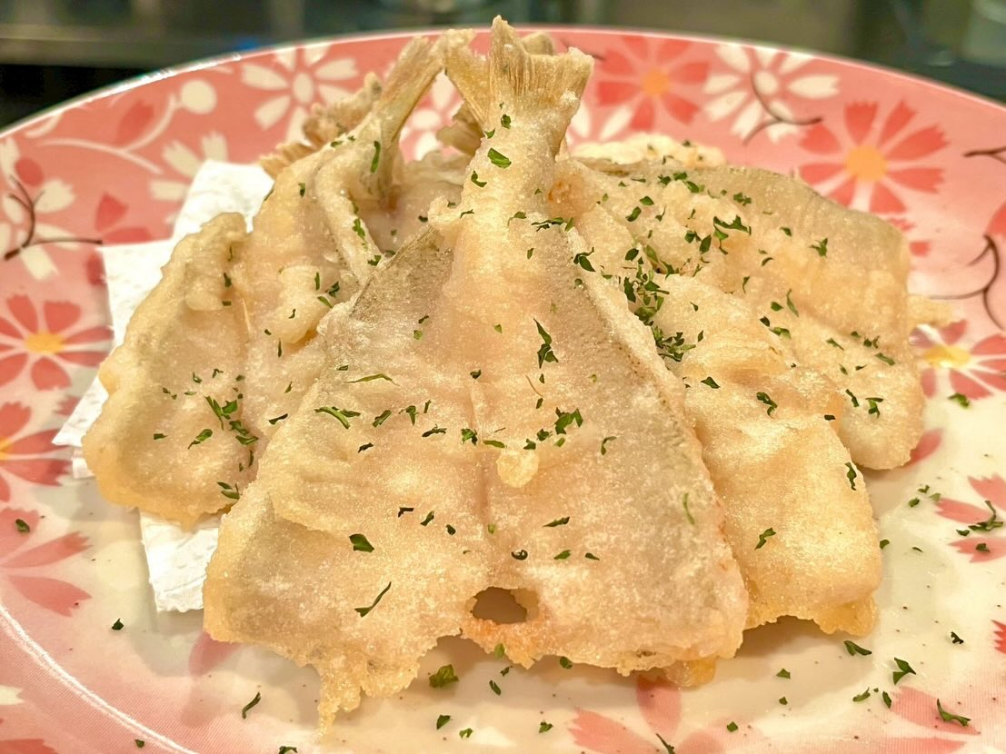 華金ですよー✨
明日は禁酒日の為お休みになります

雲行きが怪しいですが☁️
皆様のご来店お待ちしておりめす

おひとりさま大歓迎！
カウンター席大人気

おばんざい、鉄板焼きメニュー
二階テーブル席、三階個室完備
一階カウンター席でもオーダー可能です

黒兵衛では
各種ご宴会のご予約承ります♪
コース1,000バーツ〜
飲み放題 300バーツor 400バーツ

二階テーブル席
三階9名様までの小宴会用個室ございます。

よろしくお願いします♪
6月もHappy hour 開催中です
17:00〜19:30

キリンビール大瓶　120B
ウィスキーハイボール　80B

Happy hour in  June❗️
17:00〜19:30
Kirin Beer Big Bottle 120B
Whisky Hi-ball 80B

#バンコク創作料理居酒屋 #バンコク日本料理店 #バンコク小料理屋 #バンコクおひとりさま #バンコク1人飲み プラカノン バンコク日本人女性スタッフ常駐 バンコクおかみさん バンコクお好み焼き屋 バンコク鉄板焼き  バンコクおばんざい  japanesefood bangkok phrakhanong japaneserestaurant reopen happyhour obanzai bangkokokonomiyaki bangkokteppanyaki