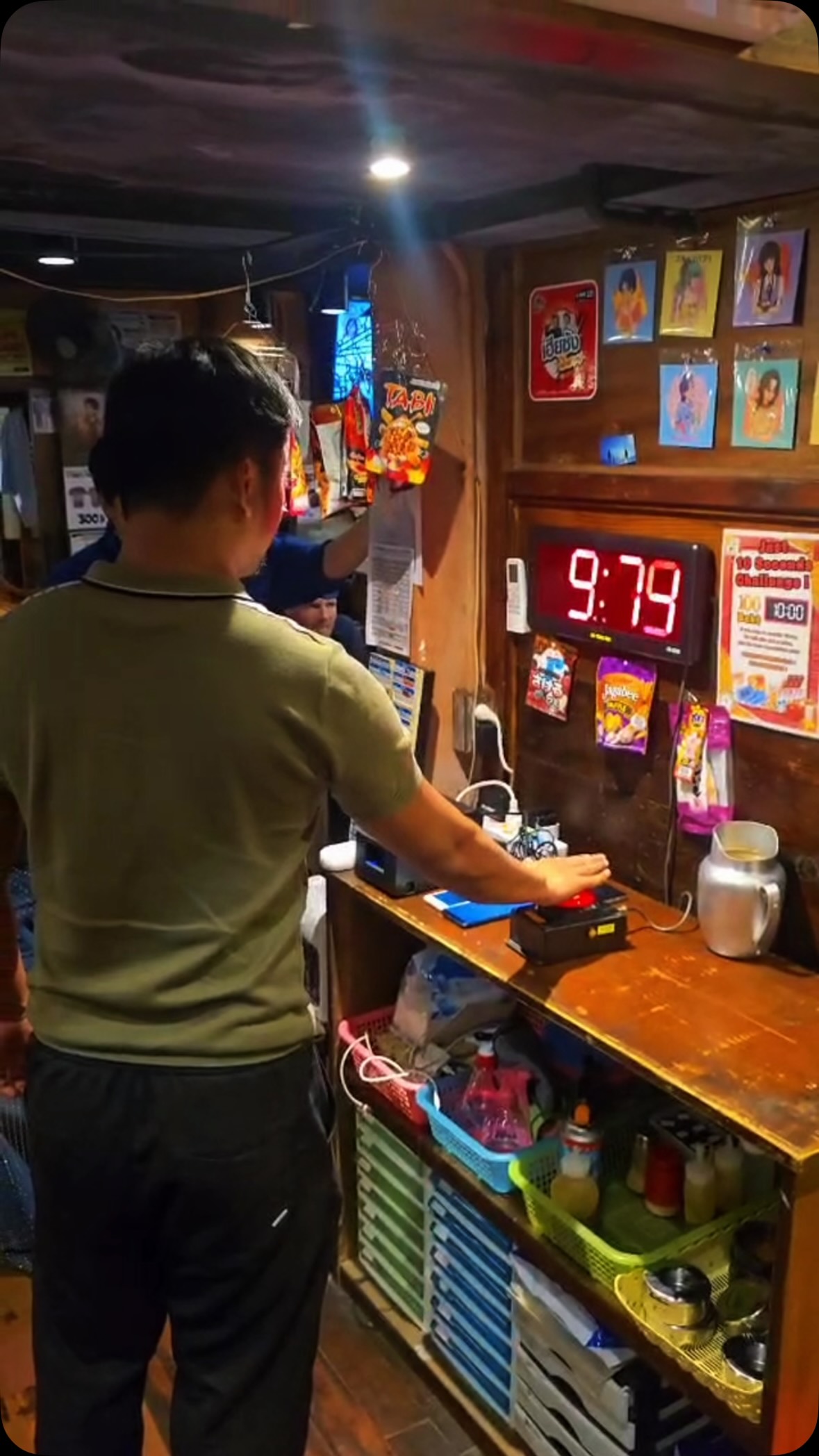 🎯 10 Sec Challenge เกมประจำร้าน Thonglor Yokocho!

เห็นแล้วคิดว่าง่ายใช่ไหม? 😏

แต่พอลองเล่นจริง… หลายคนถึงกับหัวเราะ เพราะไม่ง่ายอย่างที่คิด🤣

⏱ เป้าหมายคือหยุดให้ตรง 10.00 วินาที

ทำสำเร็จรับเลย…

🍺 เบียร์ทาวเวอร์ 3 ลิตร!

ชวนเพื่อนมาแข่งกัน รับรองทั้งโต๊ะลุ้นกันสุด ๆ 🔥

แล้วคุณล่ะ… คิดว่าหยุดได้ตรง 10.00 ไหม?

คอมเมนต์บอกเราหน่อย👇

📍Thonglor Yokocho

#10SecondsChallenge
#ThonglorYokocho
#BangkokNightlife
#BangkokFood
#GameNight　