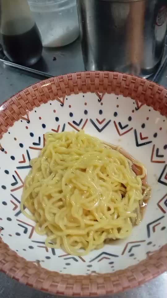 สำหรับเราลูกค้าต้องมาก่อนเสมอ
.

เราถึงจะเริ่มทำอาหาร 😁

私たちにとって、お客様が最優先です。

.
.それから調理を始めます。😁

For us, the customer always comes first.
.
.
.Then we start cooking.😁 

#ramenmentomi #tonglor #麺富天洋