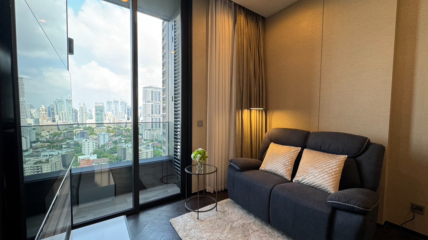 便利なロケーション🏢

トンロー駅前に位置する「The Esse Sukhumvit 36」から新しい1ベッドルームの情報が入りました！広さ38㎡で、賃料は月額46,000バーツです。

このエリアの築浅物件で、豪華な雰囲気が漂っています✨通勤でBTSを利用される方にとっては、これ以上ない便利さ！駅のすぐそばに住むことで、移動時間が大幅に短縮されます。

さらに、施設内には広々とした大浴場が完備されていますので、仕事の後にリラックスしたい方にもぴったり🛁

ご予算が合うなら、ぜひ一度ご覧になってください。気になる方はお気軽にお問い合わせください。

Convenient location 🏢

We have received new information about a one-bedroom unit at "The Esse Sukhumvit 36," located right in front of Thonglor Station! The size is 38㎡ and the rent is 46,000 baht per month.

This is a recently built property in the area, exuding a luxurious atmosphere✨ For those who commute by BTS, it doesn't get more convenient! By living right next to the station, your travel time will be drastically reduced.

Additionally, there is a spacious large public bath in the facility, making it perfect for those who want to relax after work🛁

If it fits your budget, please come and take a look. If you are interested, feel free to contact us.

#トンロー
#便利な生活
#ラグジュアリーライフスタイル
#築浅駅近物件
#紅樹株式会社