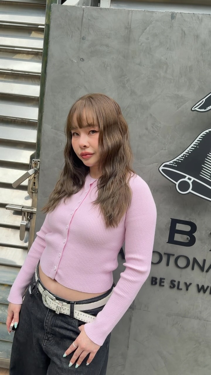 Ash beige hair color✨
透明感あふれるアッシュベージュで、髪にやさしい柔らかさと上質なツヤを。肌なじみが良く、どんなスタイルにも自然に溶け込む、シンプルで洗練されたカラーです。

เติมความโปร่งใสให้เส้นผมด้วย Ash Beige ที่มอบความนุ่มละมุนและประกายเงางามอย่างเป็นธรรมชาติ สีที่เข้ากับโทนผิวได้อย่างลงตัว เข้าได้กับทุกสไตล์ ให้ลุคเรียบง่ายแต่ดูมีระดับในแบบญี่ปุ่น ✨

一人ひとりのお客様の悩みに合わせて施術させていただきます🌿

ご予約、ご相談はDMからお気軽にお問い合わせお待ちしております💌

#バンコク #バンコク美容室 #バンコク旅行 #バンコク在住 #バンコク駐在
