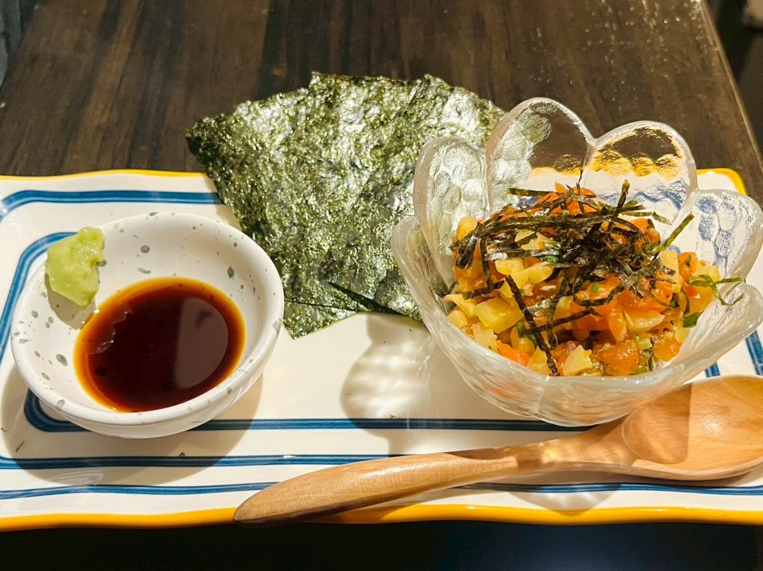 お席空いております
よろしくお願いします
皆様のご来店お待ちしております🙇

おひとりさま大歓迎！
カウンター席大人気

おばんざい、鉄板焼きメニュー
二階テーブル席、三階個室完備
一階カウンター席でもオーダー可能です

黒兵衛では
各種ご宴会のご予約承ります♪
コース1,000バーツ〜
飲み放題 300バーツor 400バーツ

二階テーブル席
三階9名様までの小宴会用個室ございます。

よろしくお願いします♪
7月もHappy hour 開催中です
17:00〜19:30

キリンビール大瓶　120B
ウィスキーハイボール　80B

Happy hour in  July❗️
17:00〜19:30
Kirin Beer Big Bottle 120B
Whisky Hi-ball 80B

#バンコク創作料理居酒屋 #バンコク日本料理店 #バンコク小料理屋 #バンコクおひとりさま #バンコク1人飲み プラカノン バンコク日本人女性スタッフ常駐 バンコクおかみさん バンコクお好み焼き屋 バンコク鉄板焼き  バンコクおばんざい  japanesefood bangkok phrakhanong japaneserestaurant reopen happyhour obanzai bangkokokonomiyaki bangkokteppanyaki