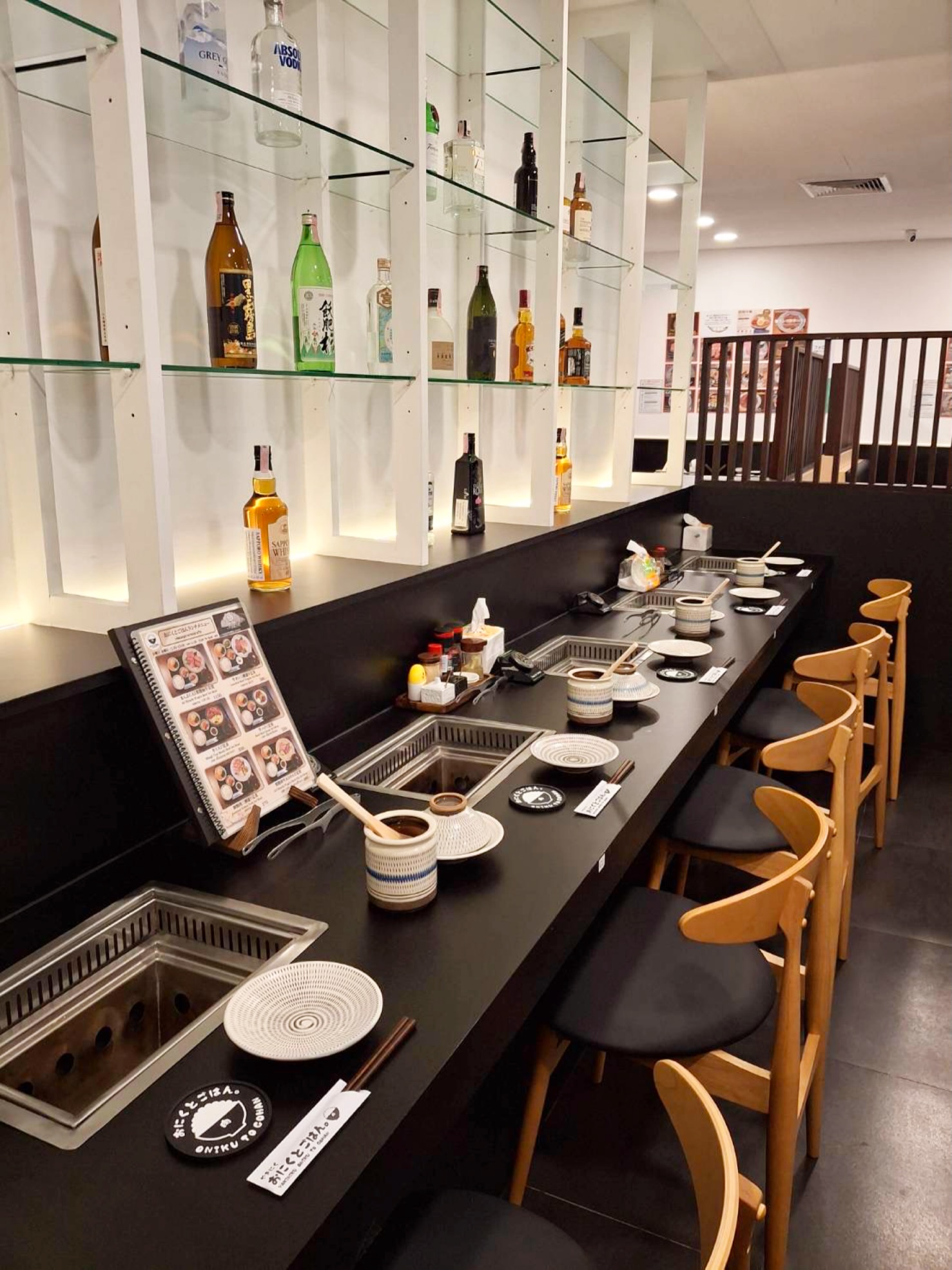 アソーク店はおひとり様も大歓迎✨

落ち着いたカウンター席で、周りを気にせずゆっくりとお食事をお楽しみいただけます。

また、全席に呼び出しベル（ピンポン）を完備しておりますので、ご注文や追加のご用命などがございましたら、いつでもお気軽にスタッフをお呼びください😊

お一人でのランチやお仕事帰りのお食事にも、ぜひお気軽にお立ち寄りください。

📍Jasmine City building 
11:30 AM - 2:00 AM
(Last Order : 1:30 AM)
☎️0635890294