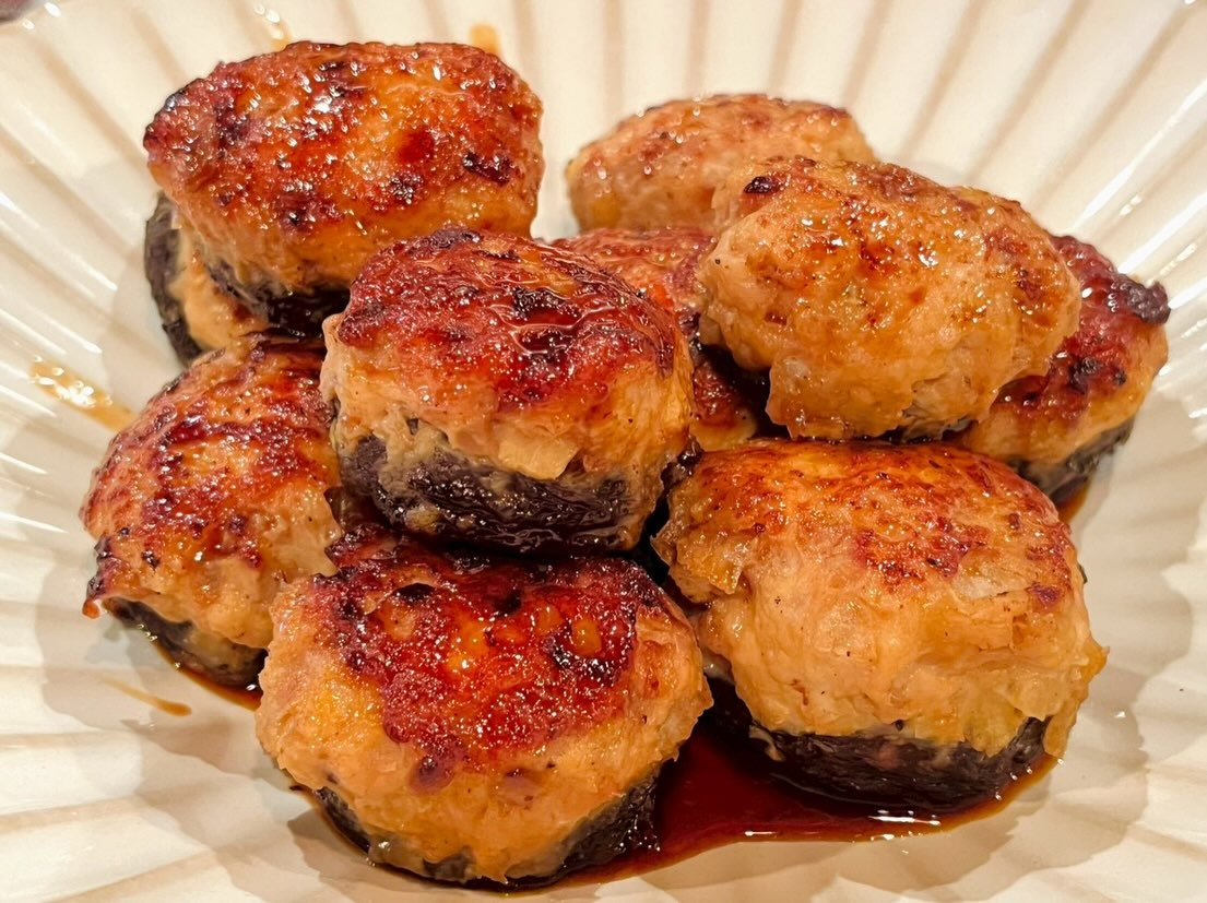 連日蒸し蒸し不快指数MAX😮‍💨
美味しいもん食べて飲んで活力つけましょー

皆様のご来店お待ちしております🙇

おひとりさま大歓迎！
カウンター席大人気

おばんざい、鉄板焼きメニュー
二階テーブル席、三階個室完備
一階カウンター席でもオーダー可能です

黒兵衛では
各種ご宴会のご予約承ります♪
コース1,000バーツ〜
飲み放題 300バーツor 400バーツ

二階テーブル席
三階9名様までの小宴会用個室ございます。

よろしくお願いします♪
7月もHappy hour 開催中です
17:00〜19:30

キリンビール大瓶　120B
ウィスキーハイボール　80B

Happy hour in  July❗️
17:00〜19:30
Kirin Beer Big Bottle 120B
Whisky Hi-ball 80B

#バンコク創作料理居酒屋 #バンコク日本料理店 #バンコク小料理屋 #バンコクおひとりさま #バンコク1人飲み プラカノン バンコク日本人女性スタッフ常駐 バンコクおかみさん バンコクお好み焼き屋 バンコク鉄板焼き  バンコクおばんざい  japanesefood bangkok phrakhanong japaneserestaurant reopen happyhour obanzai bangkokokonomiyaki bangkokteppanyaki