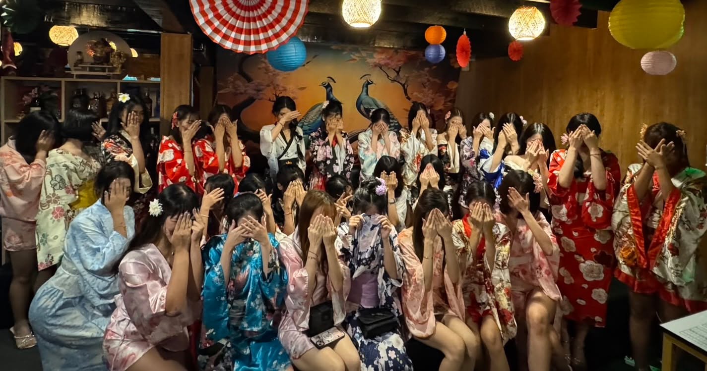 可愛い😍むしろ可愛いすぎです😍
今しか見られない！🎋🌟

七夕シーズンのゆかたコスプレをお楽しみいただけるのは、7月11日（土）まで✨ 夏祭り気分を楽しみにぜひ足を運んでみてくださいね。

#バンコクカラオケ
#プロンポンカラオケ
#バンコク可愛い
#可愛い
#バンコクナイト