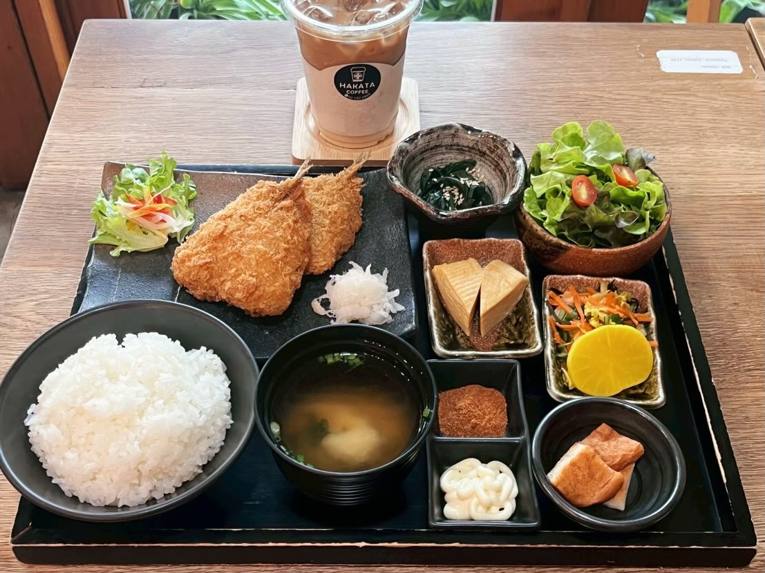 📌 ชุดเบนโตะ 
🍱Teiesyoku
  เซ็ทขายดีสุดคุ้ม✨✨

พร้อมโปรโมชั่นเครื่องดื่มลด 50% ไม่รวม Softdrinks 🤩
.
☕️ ร้าน ฮากาตะ คอฟฟี่ เปิดให้บริการเวลา 08:00น. - 16:00น.
(เครื่องดื่มลด 50% ไม่รวม Softdrinks)
🥘 ร้าน ฮากาตะ ไอรอนแมน เปิดให้บริการเวลา 16:00น. - 22:00น
(ปิดรับออร์เดอร์ 21:30น.)
ติดต่อสอบถาม ☎️ 020370809
.
📲 สามารถสั่งอาหารเดริเวอร์รี่ ส่งถึงหน้าประตู ดูเมนูออนไลน์ได้ที่ 
Grab: https://bit.ly/303QHYr
Wongnai Lineman :  https://lin.ee/ieqzISN
Foodpanda : https://bit.ly/3bS2tYB 
.
#hakatacoffeebkk #coffee  #cafe #food #japanfood lunch  hakataironman hakataironmanthonglor  เทปันยากิ สไตล์ญี่ปุ่น สตามิน่าเทปปัง สตามิน่า stamina สุขุมวิท35 สุขุมวิท อาหารญี่ปุ่น กะทะร้อน stamina staminatemppan ชุดเบนโตะ teishoku สไตล์ญี่ปุ่น