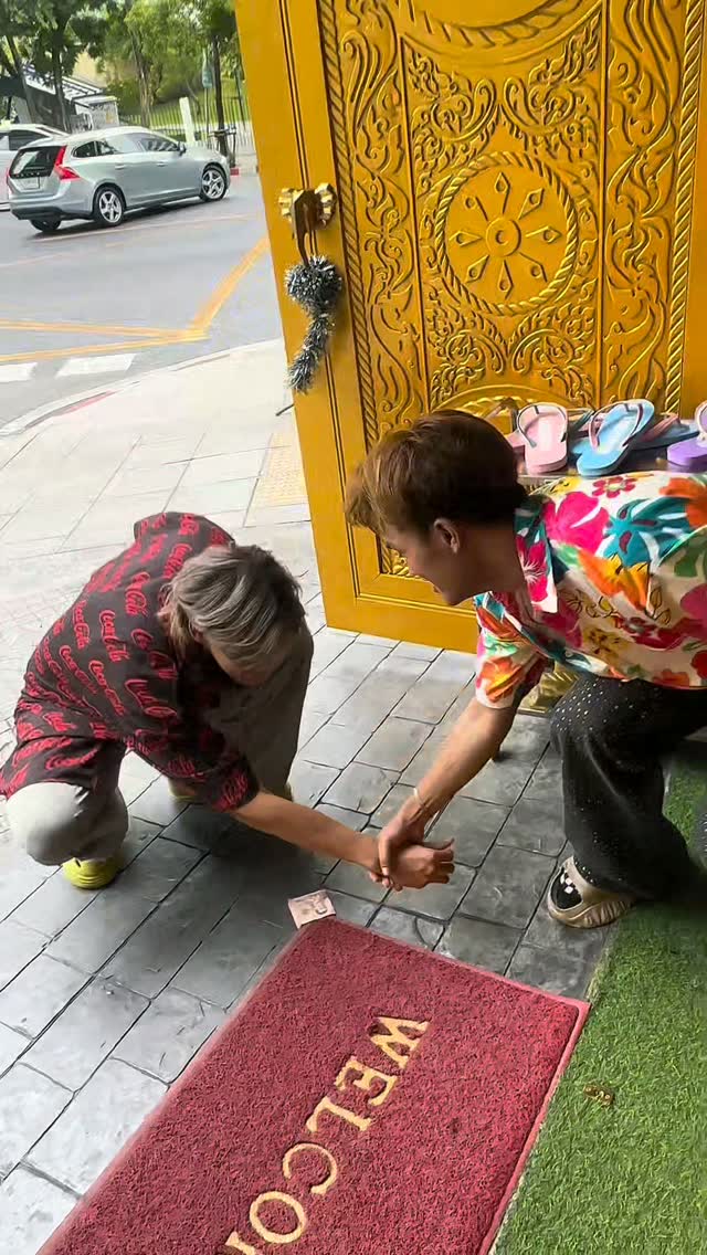 ​"Oh look, free money on the ground!" 🤑💸

​Wait... it's a trap! 🤣

Once you touch the money, you’re officially booked for a massage at BRADBURY. 
No escape! 🏃‍♂️💨✨

​Come for the fun, stay for the relaxation! 🙌🤍

​📍 Bradbury - Soi Sukhumvit 61
⏰ Open Daily 12:00-00:00

​#BRADBURY #bangkoktrip #InstaWorthy #パリピマッサージ #funnyvideo