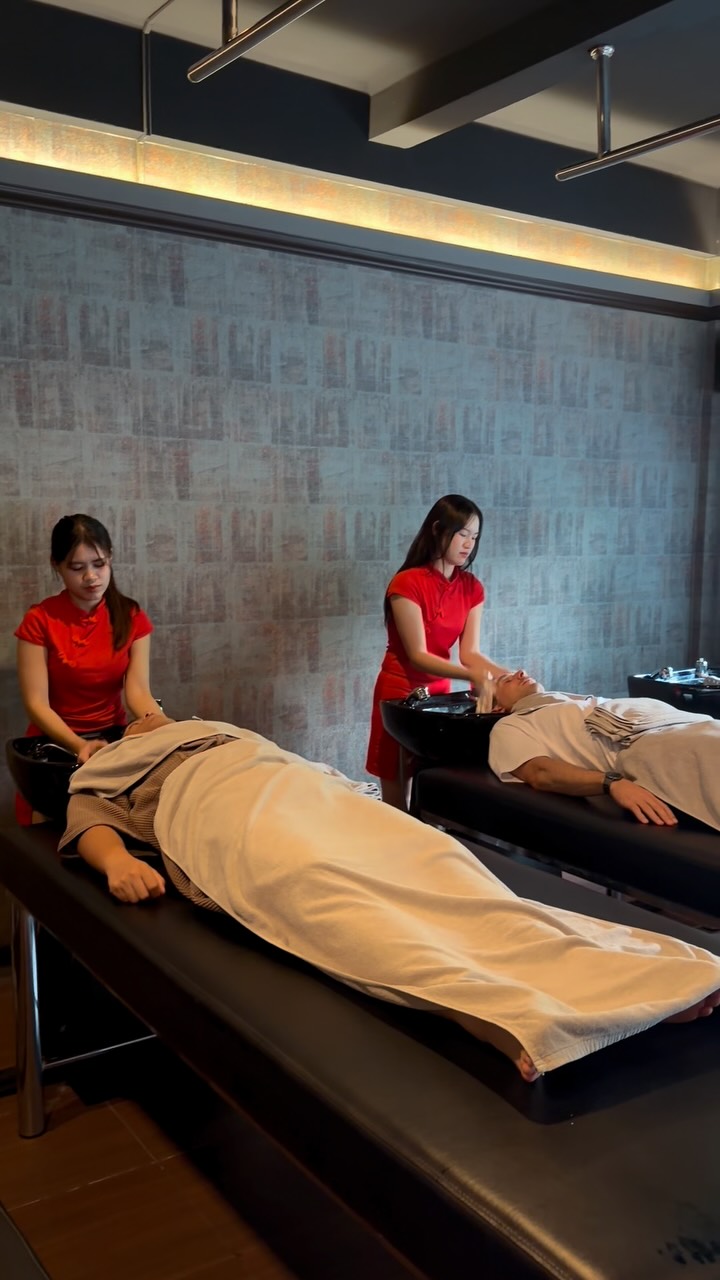 Professional treatments designed to refresh your body and mind💆🏻‍♀️💕

You can make a reservation at here👇
☎️ 02 124 5246
DM (X or FACEBOOK)
WhatsApp +66 98 925 5888
Line  lin.ee/YOE9biR
#bodycareworks #สปาเวียดนาม #relaxing #vietnambarber