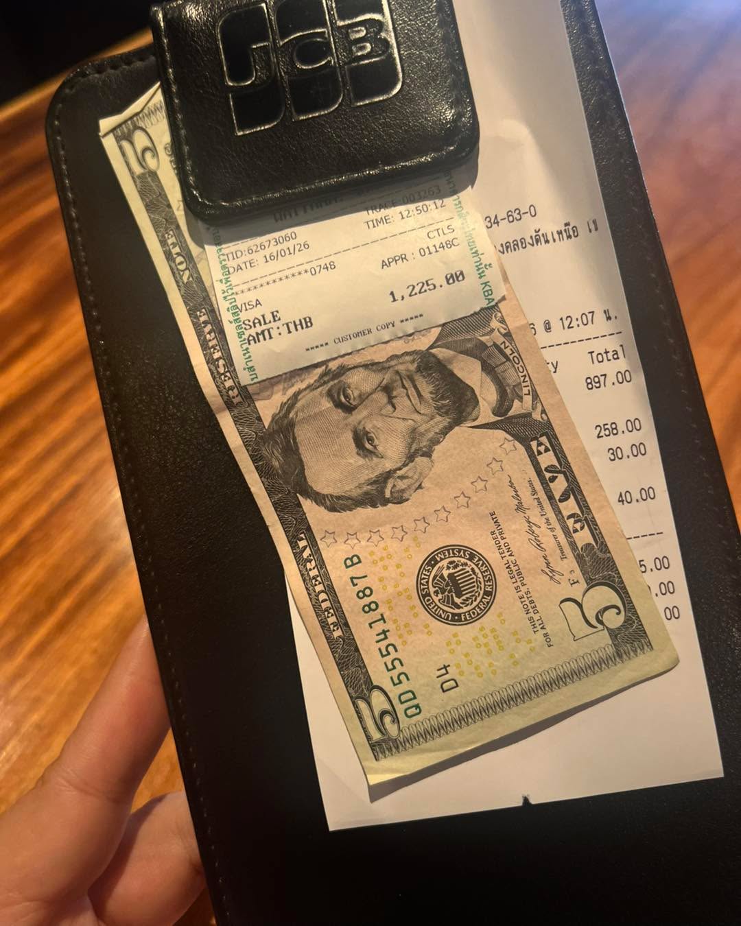 “Do you accept US dollars?”

“Sorry, we only accept Thai Baht, cards, or QR payment.”

Customer smiled….
“Then this is for your tip.” 🇺🇸💵❤️

Thank you for making our day.
Every act of kindness means more than you know. 

บางวัน….กำลังใจมาในรูปแบบที่เราไม่คาดคิด ♥️
Keep going. Better days are coming. 🙏 

#tonglor #ramenbkk #bangkokramen #ramenmentomi