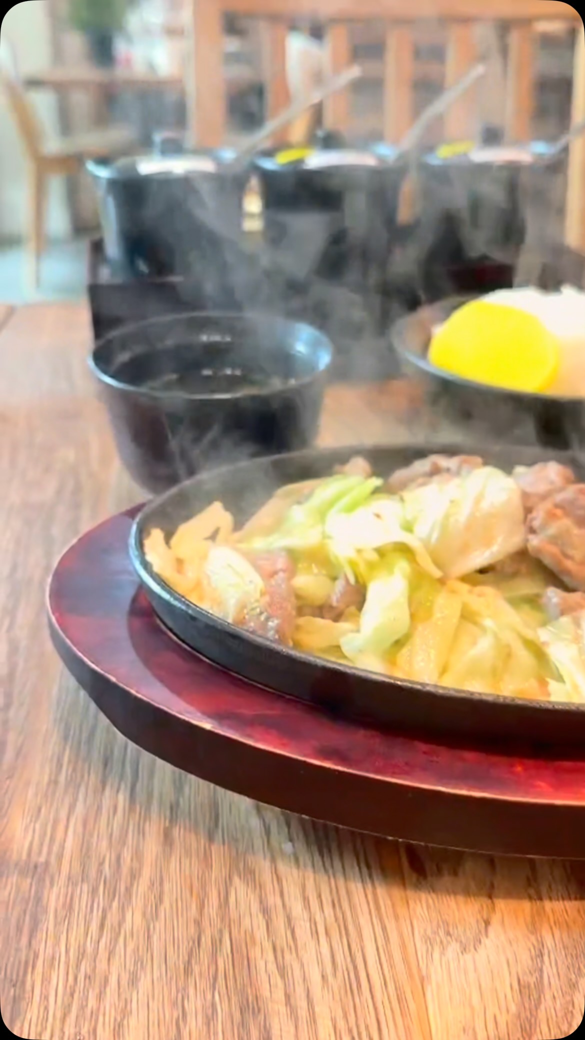 Stamina Teppan 🥘🥘🥘🥘 
อีกหนึ่งเมนูที่ขายดีของทางร้าน
 เปทันจากฟุกุโอกะกะทะร้อน ผักกระหล่ำใส่หมูหมักสูตรพิเศษ เสิร์ฟมาในกะทะร้อน นอกจากนี้ยังมีหลากหลาย ท็อปปิ้งเพิ่มความอร่อย ทานคู่กับซอสมิโซะ ให้รสชาติกลมกล่อมมากขึ้นแนะนำเลย 🥰 ทาทิ
☆ คาระมิโซะ มิโซะรสชาติเค็ม
☆ คาเรมิโซะ มิโซะรสเผ็ด
☆ อามะมิโซะ มิโซะรสหวาน
นึกถึงเมนูกระทะร้อนนึกถึงเรา ต้นตำหรับอาหารญี่ปุ่น 👍

☕️ ร้าน ฮากาตะ คอฟฟี่ เปิดให้บริการเวลา 08:00น. - 16:00น.
(เครื่องดื่มลด 50% ไม่รวม Softdrinks)
ติดต่อสอบถาม ☎️ 02 0730809
.
📲 สามารถสั่งอาหารเดริเวอร์รี่ ส่งถึงหน้าประตู ดูเมนูออนไลน์ได้ที่ 
Grab: https://bit.ly/303QHYr
Wongnai Lineman :  https://lin.ee/ieqzISN
.
#hakatacoffeebkk #coffee  #cafe #food #japanfood lunch  hakataironman hakataironmanthonglor  เทปันยากิ สไตล์ญี่ปุ่น สตามิน่าเทปปัง สตามิน่า stamina สุขุมวิท35 สุขุมวิท อาหารญี่ปุ่น กะทะร้อน stamina staminatemppan curryset สไตล์ญี่ปุ่น 2025春婚