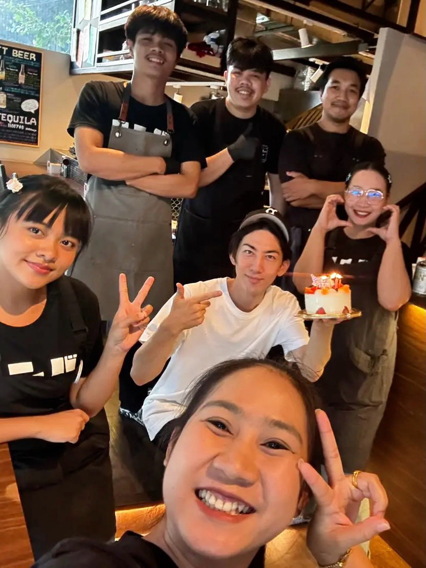 🎉 Happy Birthday, 店長Taka！🎂

いつもルンバを引っ張ってくれてありがとう！

Takaとスタッフみんなの頑張りのおかげで、ルンバは少しずつ、でも確実に良いお店へと成長しています✨

まだまだスタートしたばかりだ！！
これからもみんなで力を合わせて、お客様に「また来たい」と思っていただけるお店を作っていこう！

最高の一年になりますように😊

#ThonglorRUMBA #バンコクグルメ #スープパスタ #Thonglor #BangkokRestaurant