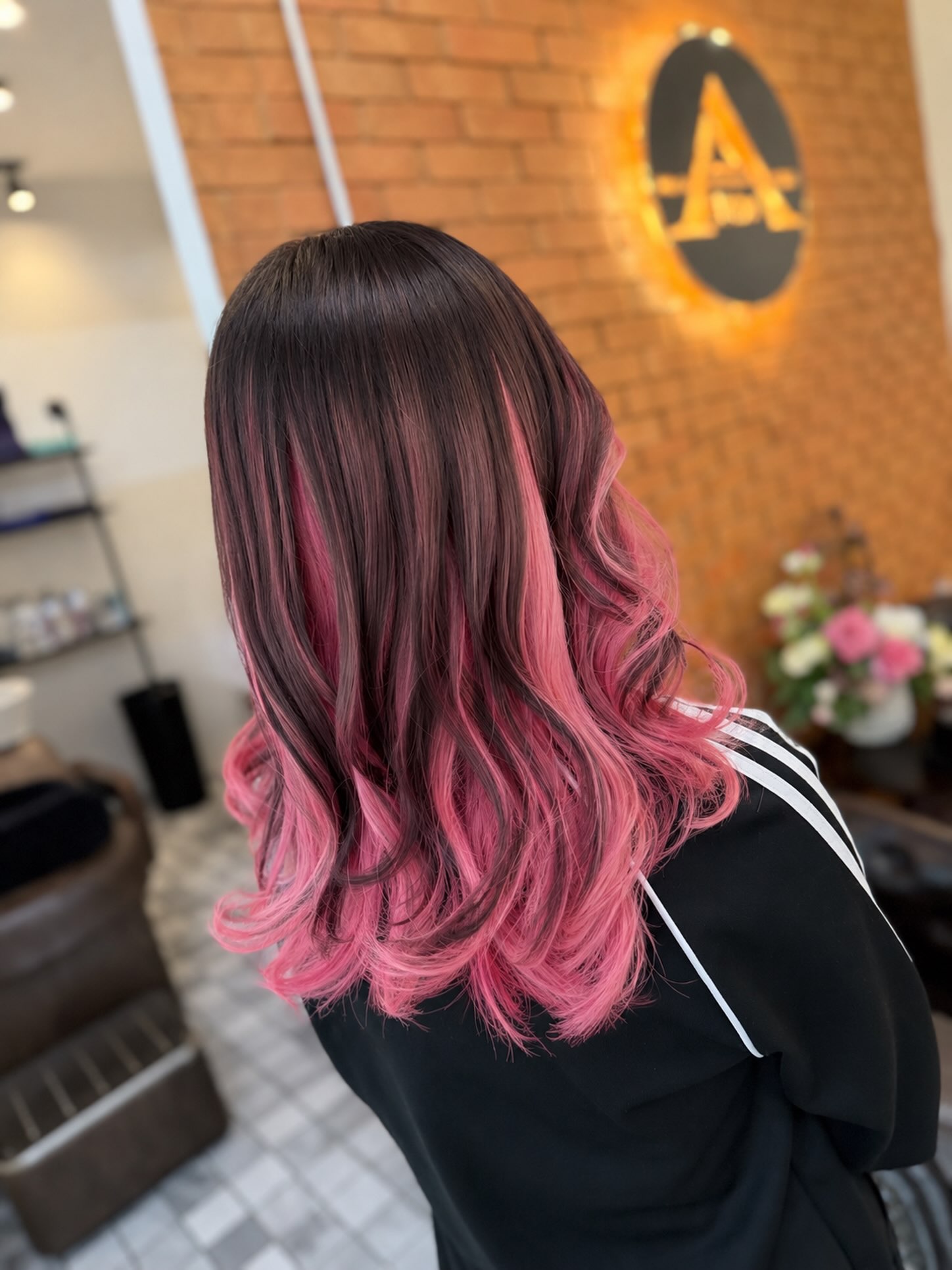 Pretty in Pink 💗
#InnerColor คือเทคนิคการทำสีผมที่ ซ่อนสีสันไว้ด้านในของเส้นผม โดยด้านนอกยังคงเป็นสีธรรมชาติหรือสีเข้ม เมื่อปล่อยผมตรง สีด้านในจะเห็นเพียงเล็กน้อย แต่เมื่อมัดผม ทัดหู หรือเซ็ตลอน สีด้านในจะเผยออกมาอย่างโดดเด่น

ข้อดีของ Inner Color ✨
🍬เพิ่มลูกเล่นให้ทรงผม ดูมีมิติและไม่น่าเบื่อ
🍬โดดเด่นแต่ไม่แรงเกินไป เหมาะกับคนที่อยากลองสีแฟชั่นโดยไม่ต้องทำทั้งศีรษะ
🍬เปลี่ยนลุคได้หลายสไตล์ ปล่อยผมก็เรียบหรู มัดผมหรือเซ็ตลอนก็เผยสีสวยสะดุดตา
🍬ผมเสียน้อยกว่า เพราะฟอกเฉพาะด้านใน ไม่ต้องฟอกทั้งศีรษะ
🍬โคนผมขึ้นใหม่ดูเนียนกว่า การดูแลรักษาง่ายกว่าการทำสีทั้งหัว

เหมาะกับใคร?✨
✔️คนที่อยากลองสีแฟชั่นครั้งแรก
✔️คนทำงานหรือเรียน ที่ต้องการลุคสุภาพเวลาปล่อยผม
✔️คนที่ชอบเปลี่ยนลุคโดยไม่ต้องทำสีทั้งศีรษะ

#HairAtelierador #ร้านทำผมทองหล่อ 
#ทำสีผม