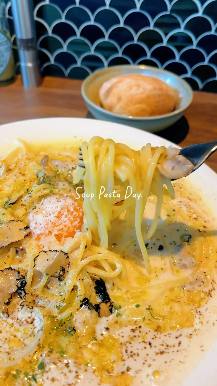スープパスタ好き‼︎

「トリュフとマッシュルームのクリームスープパスタ」 🍝

香り豊かなサマートリュフと
旨みたっぷりのマッシュルーム
濃厚なクリームスープと合わせた、
最後の一滴まで楽しめる一皿です♪( ´θ｀)/

━━━━━━━━━━━━

🎉 今日は土曜日！

ランチもディナーも
スープパスタはいかがですか？

土日限定で
LINE公式アカウント限定プロモーション開催中！

📲 ご来店前にLINE公式アカウントをチェック！
お得なクーポンをご利用いただけます✨

━━━━━━━━━━━━

📍Thonglor RUMBA
バンコク唯一のスープパスタ専門店 🍝

皆さまのご来店を心よりお待ちしております😊

#ThonglorRUMBA #スープパスタ #バンコクグルメ #トンロー #BangkokFoo