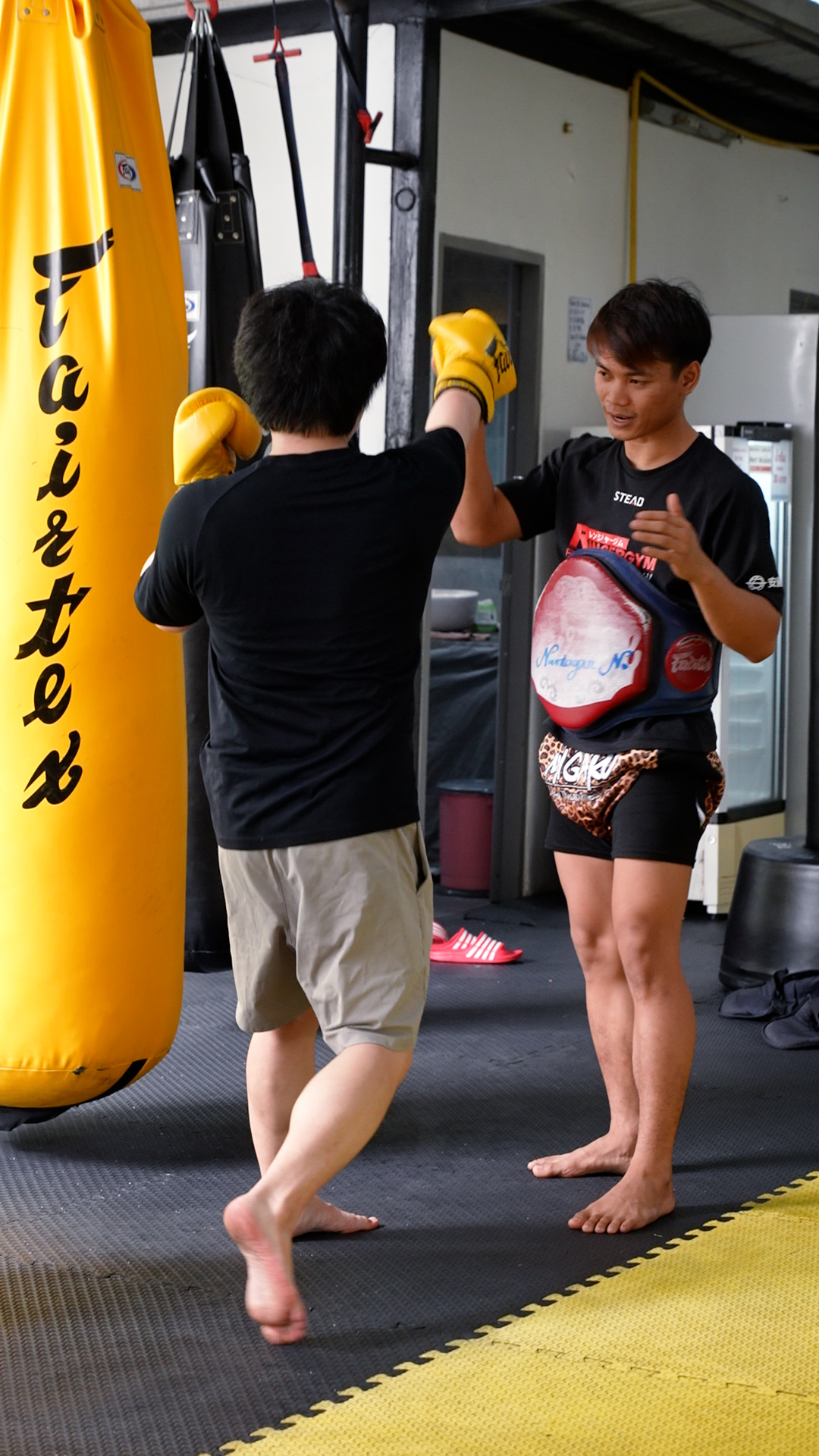🥊 มวยไทยฟิตเนส ใจกลางสุขุมวิท 24
เดินจาก BTS พร้อมพงษ์ ประมาณ 3 นาที!

มือใหม่ ผู้หญิง นักท่องเที่ยว และทุกระดับสามารถสนุกกับมวยไทยได้
เหมาะสำหรับออกกำลังกาย ลดน้ำหนัก และคลายเครียด

✅ คลาส 90 นาที
✅ Beginner friendly
✅ Thai / Japanese / English
✅ ใกล้ BTS พร้อมพงษ์

ราคา:
Drop-in 580฿
แพ็กเกจ 10 ครั้ง เฉลี่ย 390฿/ครั้ง

เวลาเรียน:
09:00 / 10:30 / 14:00 / 15:30 / 17:30 / 19:00 / 20:30

📩 จองคลาสได้ทาง DM

🥊 バンコクでムエタイ体験！
BTSプロンポン駅から徒歩約3分、スクンビット24のムエタイジムです。
初心者・女性・旅行者・在住者も大歓迎！
運動不足解消、ストレス発散、ダイエットにもおすすめです。

✅ 90分クラス
✅ 日本語・タイ語・英語対応
✅ 初心者OK
✅ プロンポン駅近く

料金:
1回参加 580B
10回券なら1回あたり390B

📩 ご予約はDMへ！

🥊 Muay Thai in Bangkok
Only about 3 minutes from BTS Phrom Phong / Sukhumvit 24.
Beginner friendly, tourist friendly, and perfect for fitness or stress relief.

✅ 90-minute class
✅ Thai / Japanese / English
✅ All levels welcome
✅ Easy access from BTS Phrom Phong

Drop-in: 580 THB
10-class package: 390 THB/class

📩 DM us to book!

#muaythai #muaythaibangkok #bangkokmuaythai #thaiboxing #bangkokfitness #thingstodoinbangkok #bangkoktravel #sukhumvit24 #phromphong #btsphromphong #มวยไทย #มวยไทยสุขุมวิท #ฟิตเนสกรุงเทพ #พร้อมพงษ์ #สุขุมวิท24 #ลดน้ำหนัก #ออกกำลังกาย #คลายเครียด #バンコク旅行 #バンコク生活 #バンコクジム #ムエタイ #タイ旅行