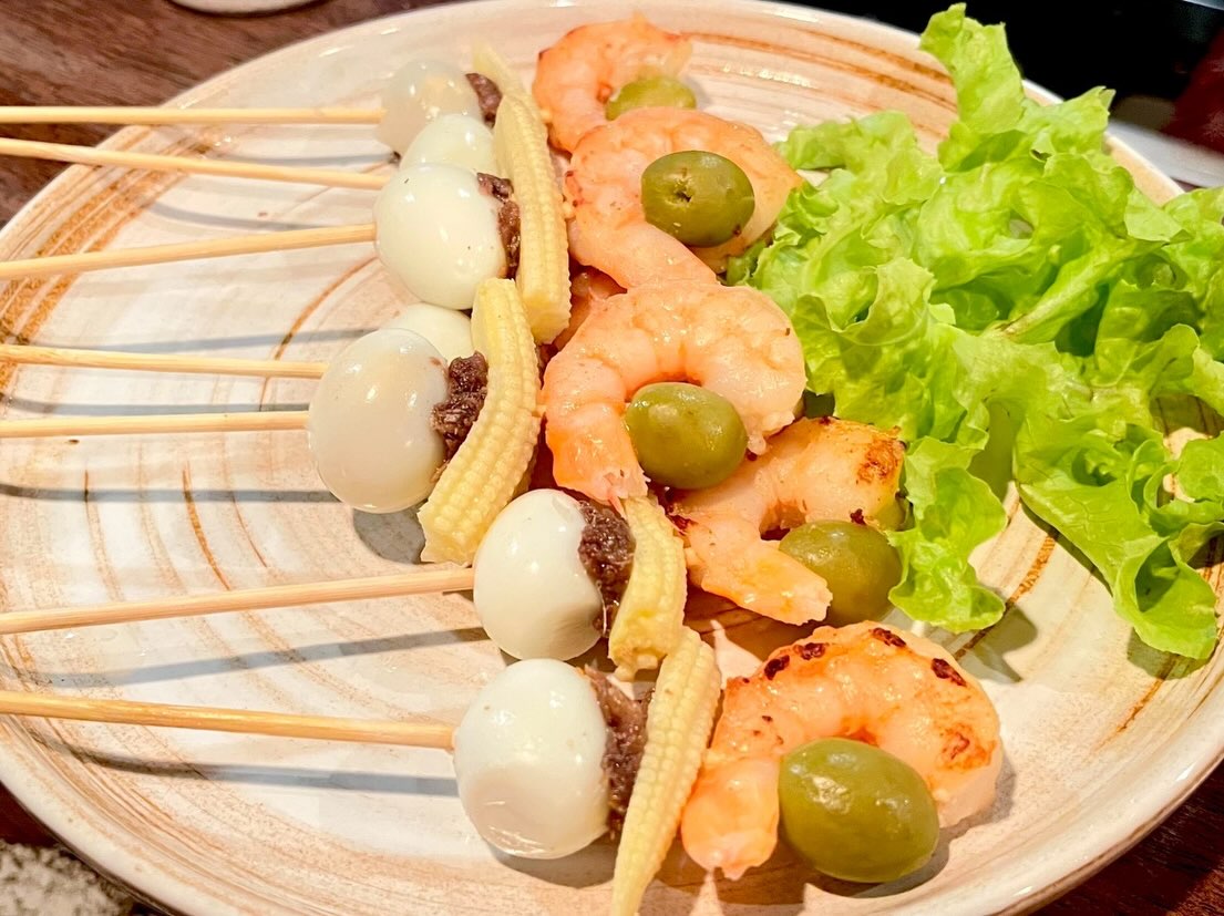 本日も気合い入ってます😄
ほっこり小料理屋
皆様のご来店お待ちしております😄

おひとりさま大歓迎！
カウンター席大人気

おばんざい、鉄板焼きメニュー
二階テーブル席、三階個室完備
一階カウンター席でもオーダー可能です

黒兵衛では
各種ご宴会のご予約承ります♪
コース1,000バーツ〜
飲み放題 300バーツor 400バーツ

二階テーブル席
三階9名様までの小宴会用個室ございます。

よろしくお願いします♪
7月もHappy hour 開催中です
17:00〜19:30

キリンビール大瓶　120B
ウィスキーハイボール　80B

Happy hour in  July❗️
17:00〜19:30
Kirin Beer Big Bottle 120B
Whisky Hi-ball 80B

#バンコク創作料理居酒屋 #バンコク日本料理店 #バンコク小料理屋 #バンコクおひとりさま #バンコク1人飲み プラカノン バンコク日本人女性スタッフ常駐 バンコクおかみさん バンコクお好み焼き屋 バンコク鉄板焼き  バンコクおばんざい  japanesefood bangkok phrakhanong japaneserestaurant reopen happyhour obanzai bangkokokonomiyaki bangkokteppanyaki