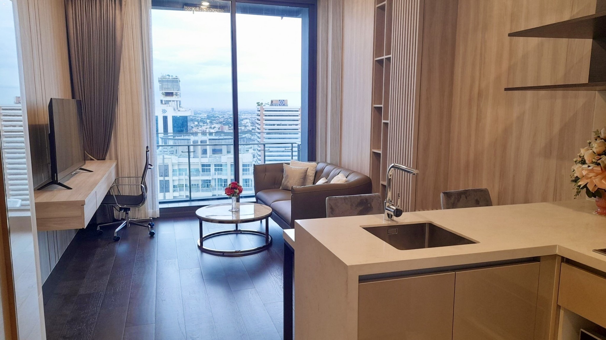 理想の住まいをお探しですか？✨

高級感あふれる築浅コンドミニアム、Laviq 57に注目です！BTSトンロー駅からすぐの便利な立地に位置し、46㎡の1ベッドルームが55,000バーツでご案内可能です。

この人気物件は28階の東向きで、朝日を浴びる特別な時間を演出します🌅 また、リゾート気分を味わえるプールや、楽しむゴルフシミュレーターも完備しており、豊富なファシリティーが日常に特別な瞬間をプラスしてくれること間違いなしです。

すぐにご入居いただける部屋がありますので、興味がある方はお早めにお問い合わせください📞 このチャンスをお見逃しなく！

Are you looking for your ideal home? ✨

Take a look at Laviq 57, a luxurious, recently built condominium! Conveniently located just steps from BTS Thonglor Station, we can offer you a 46㎡ one-bedroom unit for 55,000 Baht.

This popular property is on the 28th floor, facing east, providing special moments basking in the morning sun🌅. It is also equipped with plenty of resort-like amenities, including a pool and a fun golf simulator—these abundant facilities are sure to add special moments to your everyday life.

There are rooms available for immediate move-in, so please contact us as soon as possible if you are interested📞. Don’t miss this opportunity!

#バンコク生活
#理想の住まい
#駅近
#豪華設備
#紅樹株式会社