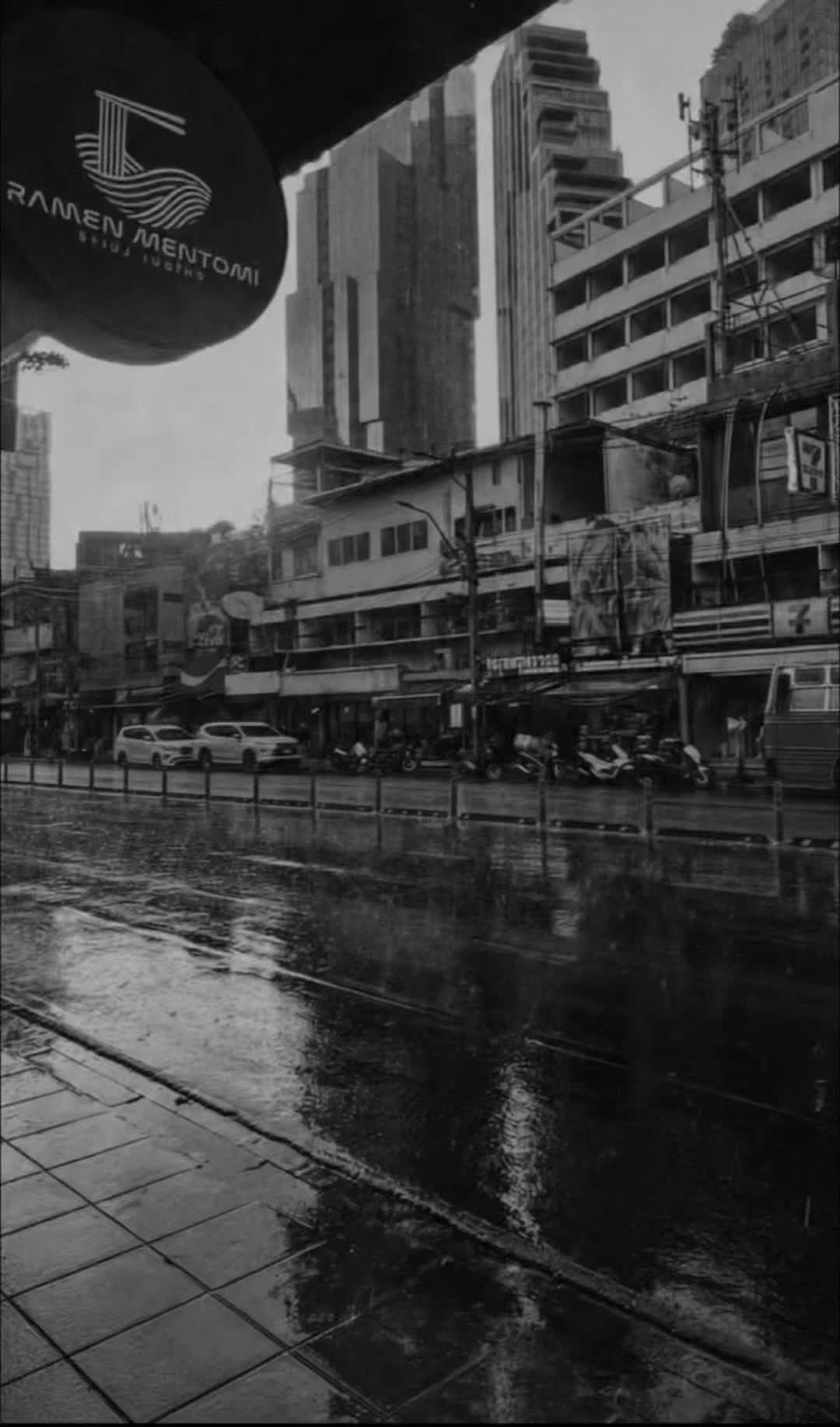 Hello, August. 🌧️
Rainy days. The perfect season for ramen.

หน้าฝนกับราเมง… เป็นคู่ที่เข้ากันเสมอ

雨の日。ラーメンにぴったりの季節。
#ramenbkk #bangkokramen #ราเมง #Osaka #โอซาก้า #thonglor #osaka