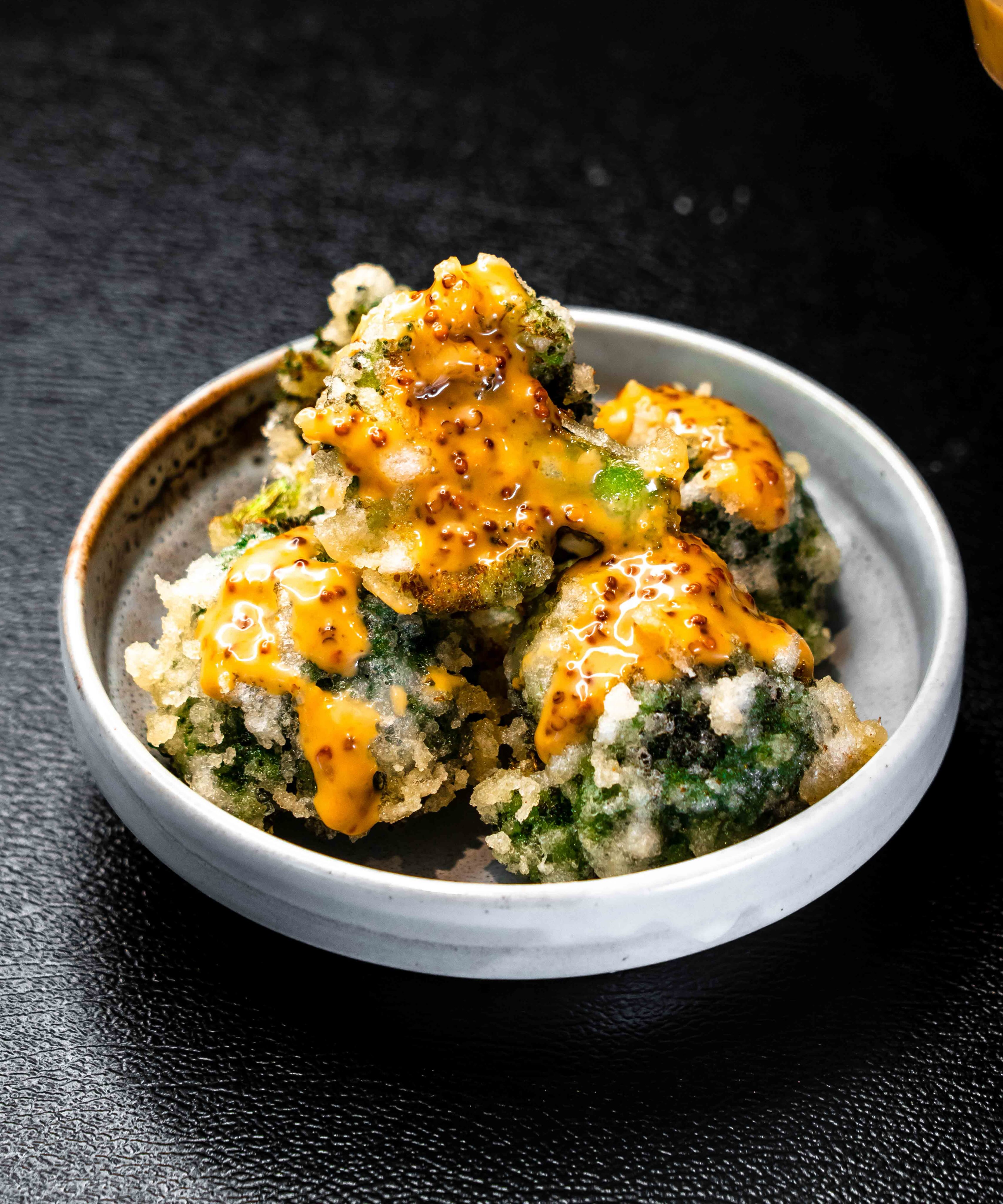 🥦 Broccoli Fritters

เมนูนี้จะยังคงอยู่ใน Grand Menu ใหม่ของ RUMBA ที่กำลังจะเปิดตัวภายในเดือนนี้ครับ ✨

นี่คือเมนูขายดีที่สุดของร้าน รองจากซุปพาสต้า

บรอกโคลีทอดจนกรอบนอก นุ่มใน
เสิร์ฟพร้อม ซอสฮันนี่มัสตาร์ดโฮมเมด ที่เป็นเอกลักษณ์ของ RUMBA

ความหวานของน้ำผึ้ง ตัดกับรสมัสตาร์ดที่เผ็ดนิด ๆ
ยิ่งกินยิ่งหยุดไม่ได้ 🤤

เข้ากันได้ดีกับเบียร์สด Asahi และไวน์ทุกแก้ว 🍺🍷

ถ้ายังไม่เคยลอง…
เมนูนี้คือจานที่เราอยากให้คุณเริ่มต้นครับ 💚

#RUMBAThonglor
#Thonglor
#BangkokFood
#ItalianFood
#SoupPasta　
